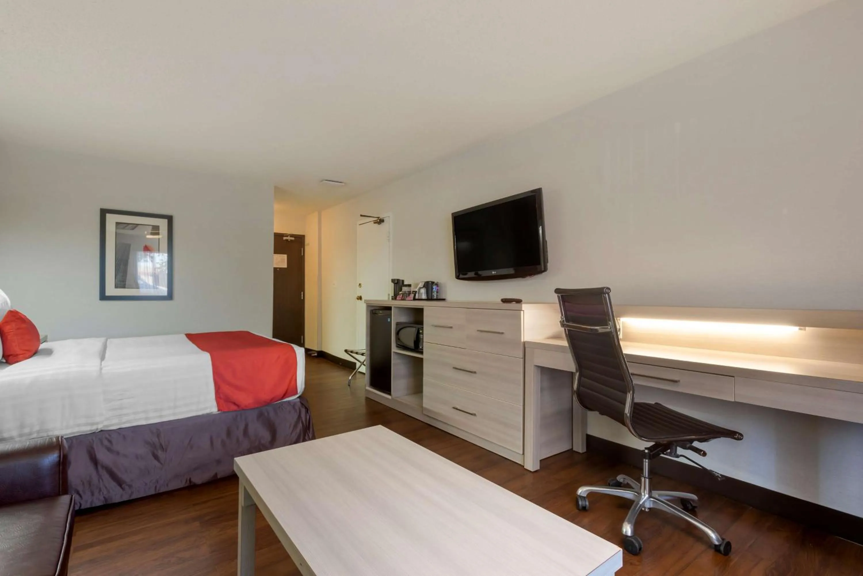 Bedroom, Bed in Best Western Plus Village Park Inn