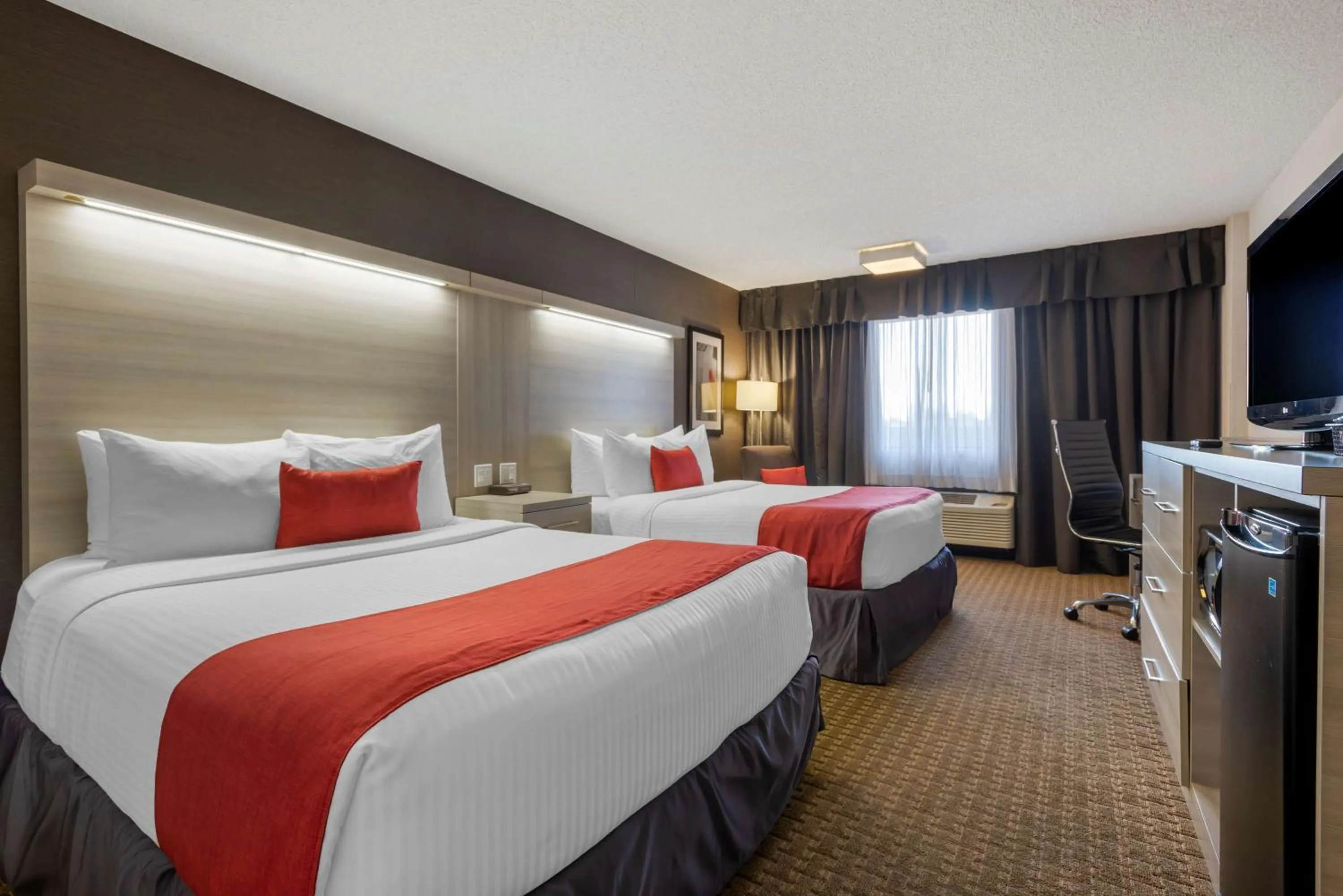 Bedroom, Bed in Best Western Plus Village Park Inn