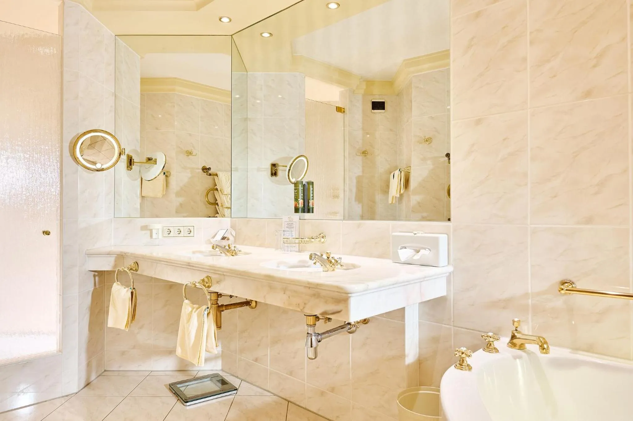 Bathroom in Thermenwelt Hotel Pulverer