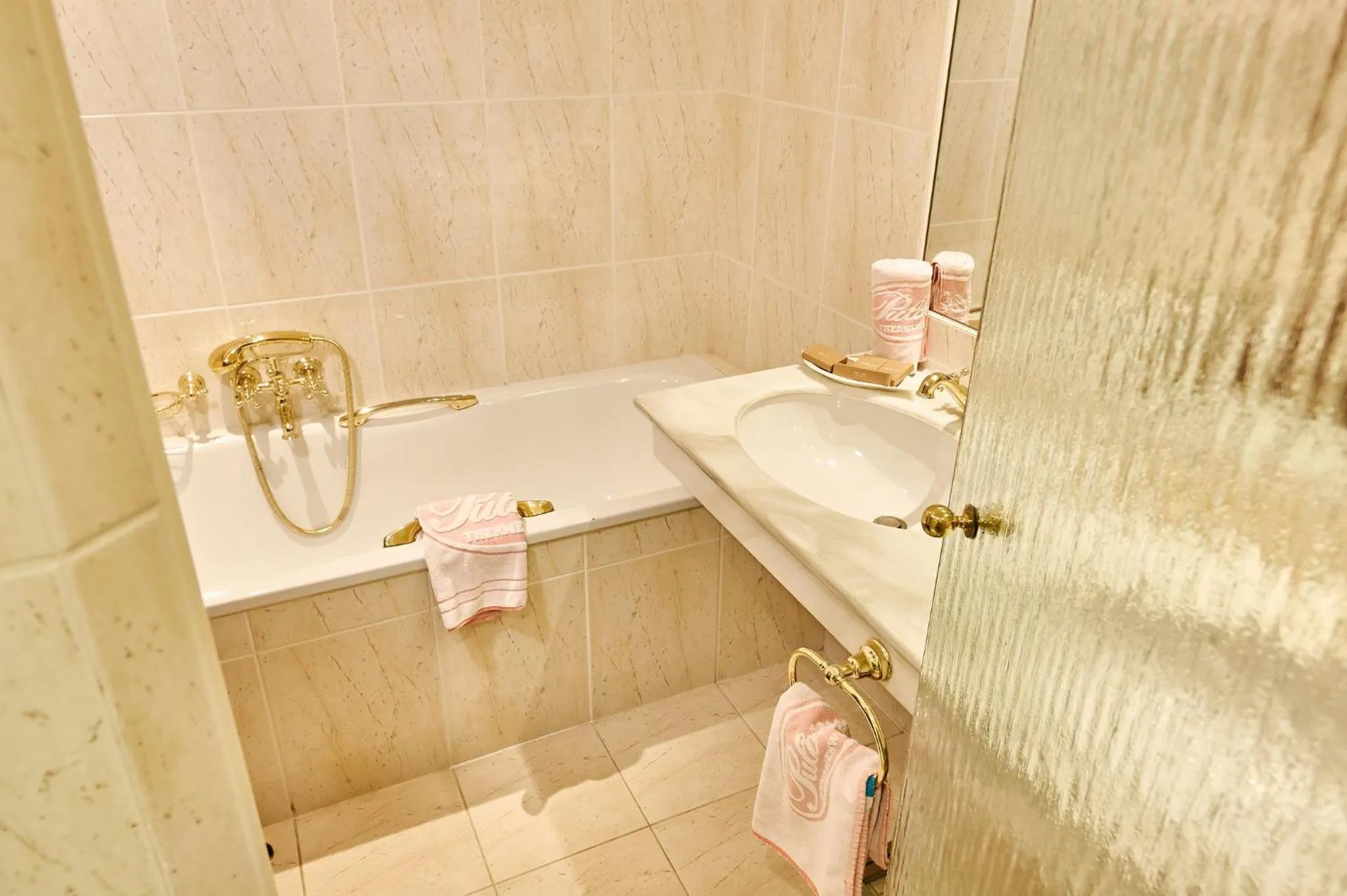 Bathroom in Thermenwelt Hotel Pulverer