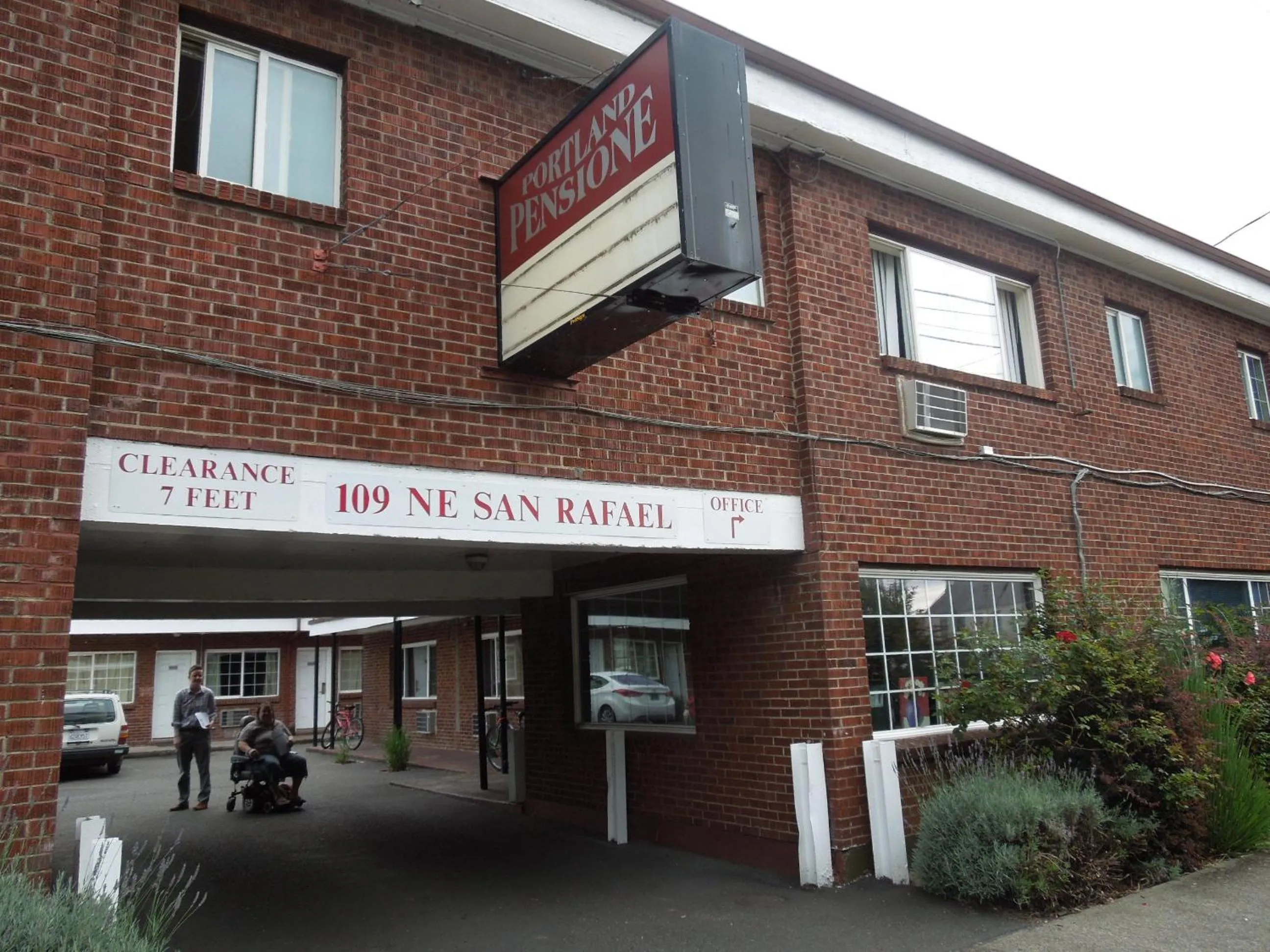 Facade/entrance in Portland Pensione
