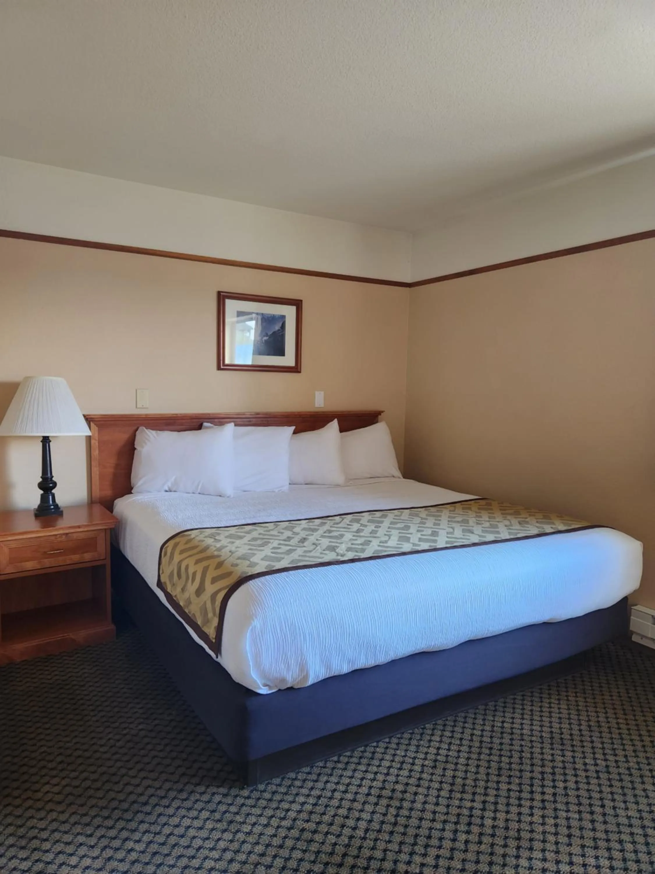 Bedroom, Bed in Luxury Inn & Suites