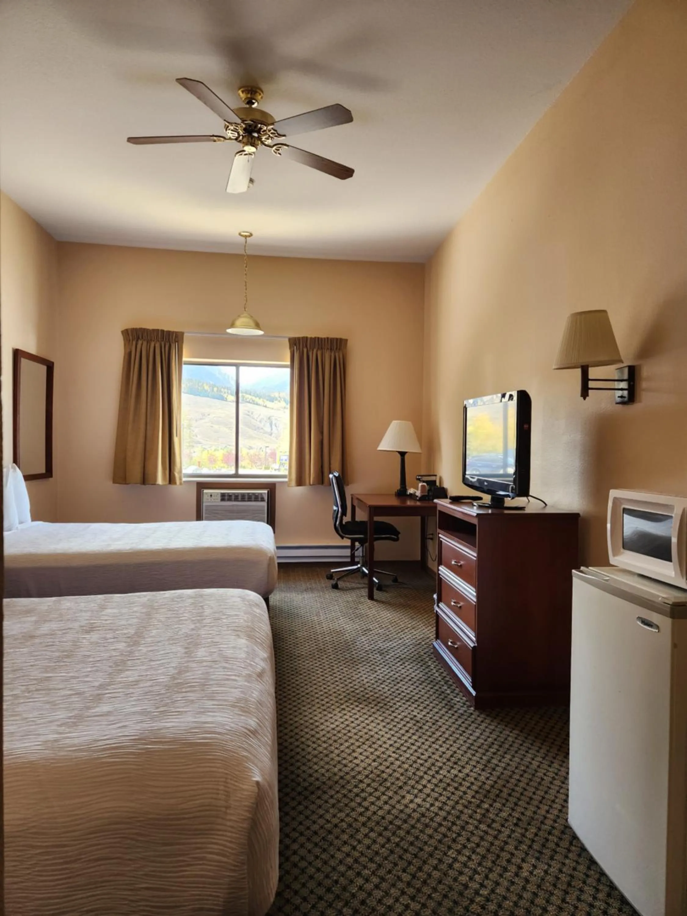 Photo of the whole room, Bed in Luxury Inn & Suites