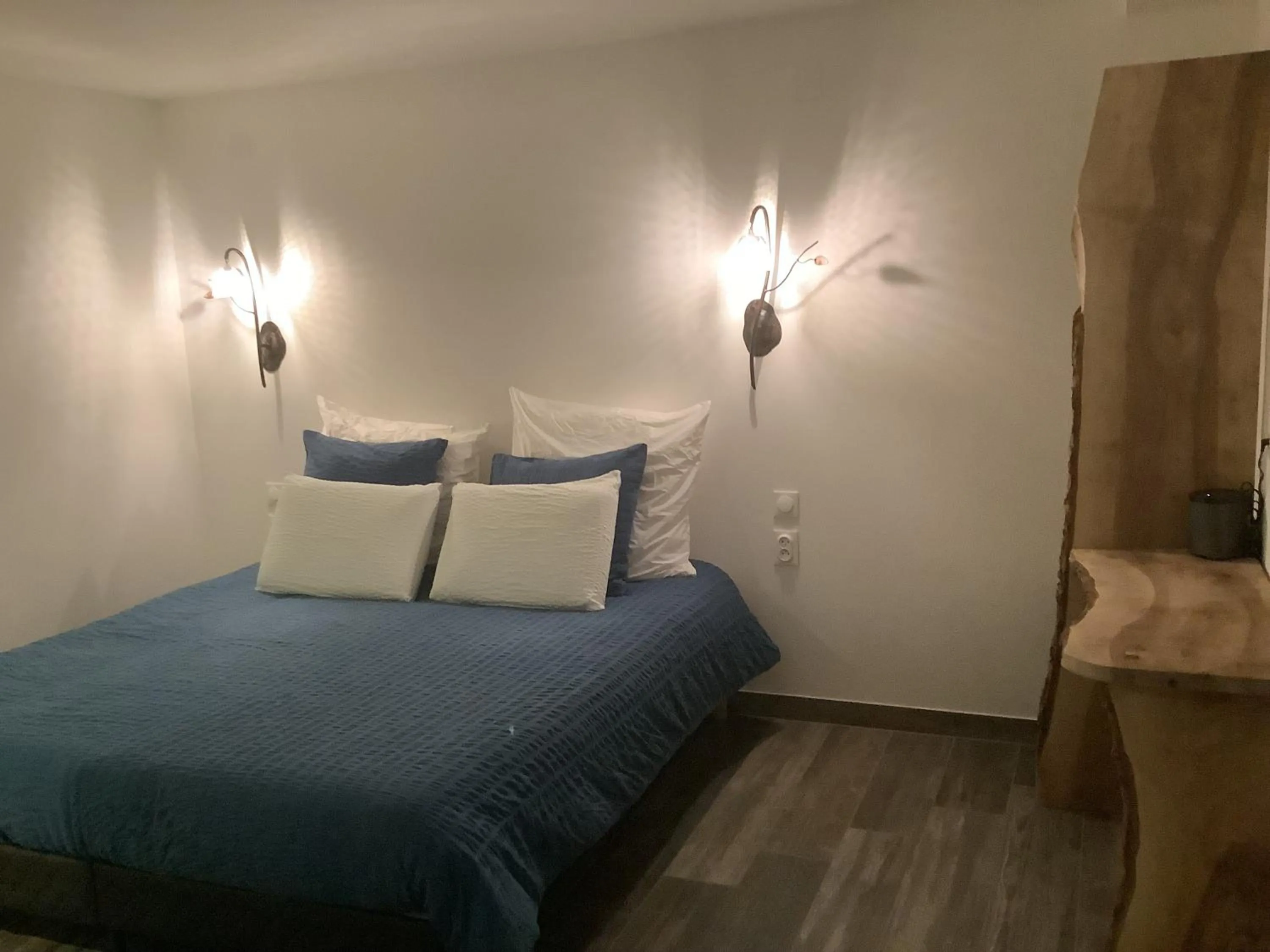 Bedroom, Bed in Domaine des Trois Sorciers