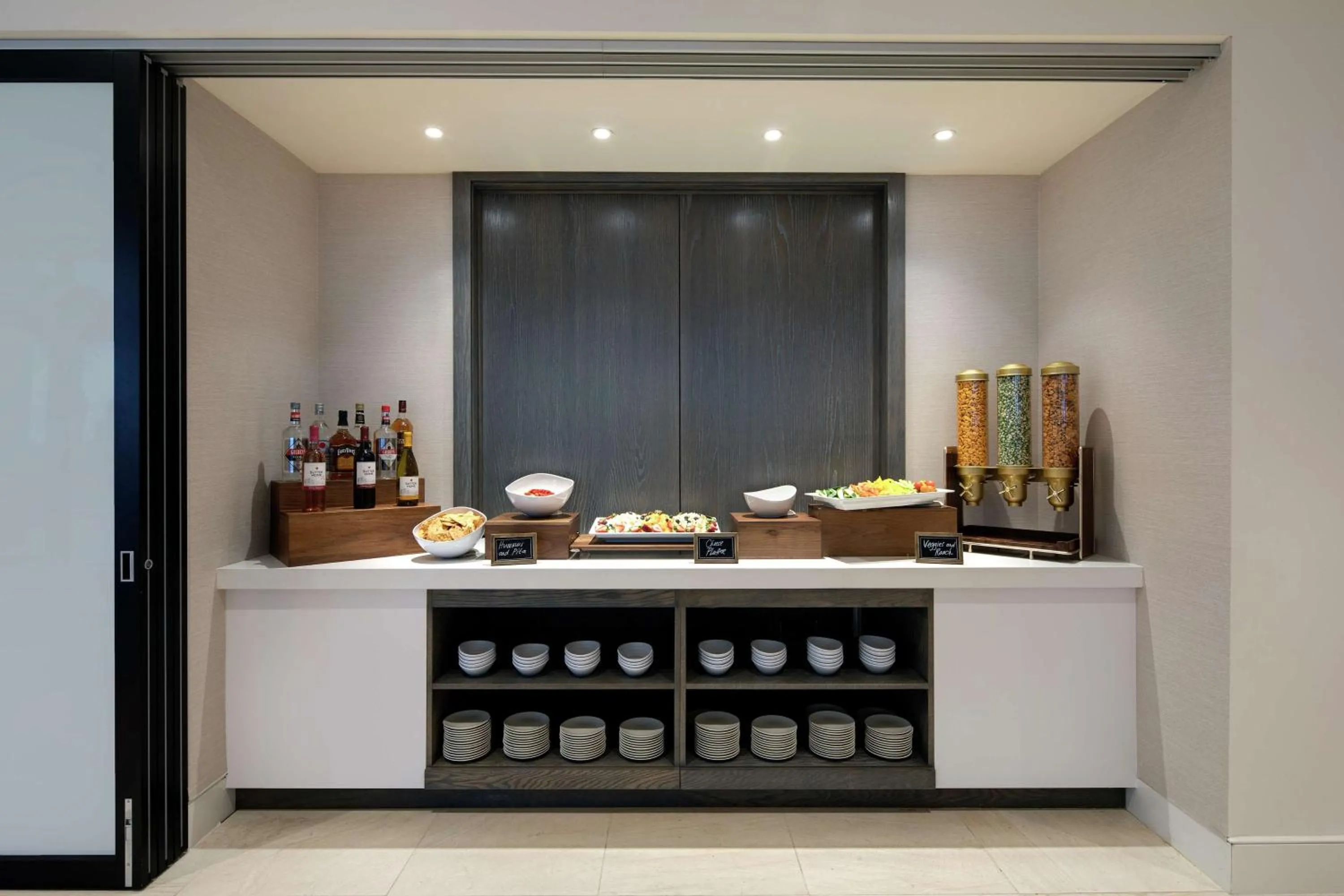 Dining area in Embassy Suites St Augustine Beach Oceanfront Resort