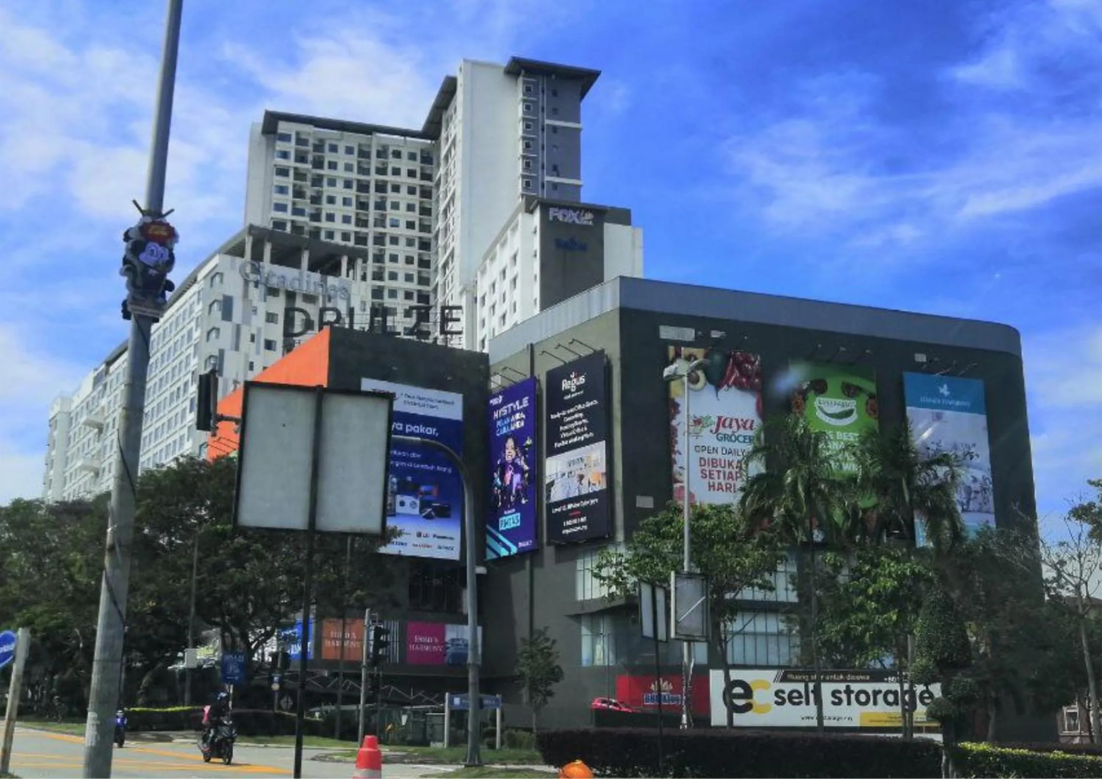 Property building in Cozy Park View Stay Above DPulze Mall #DP1