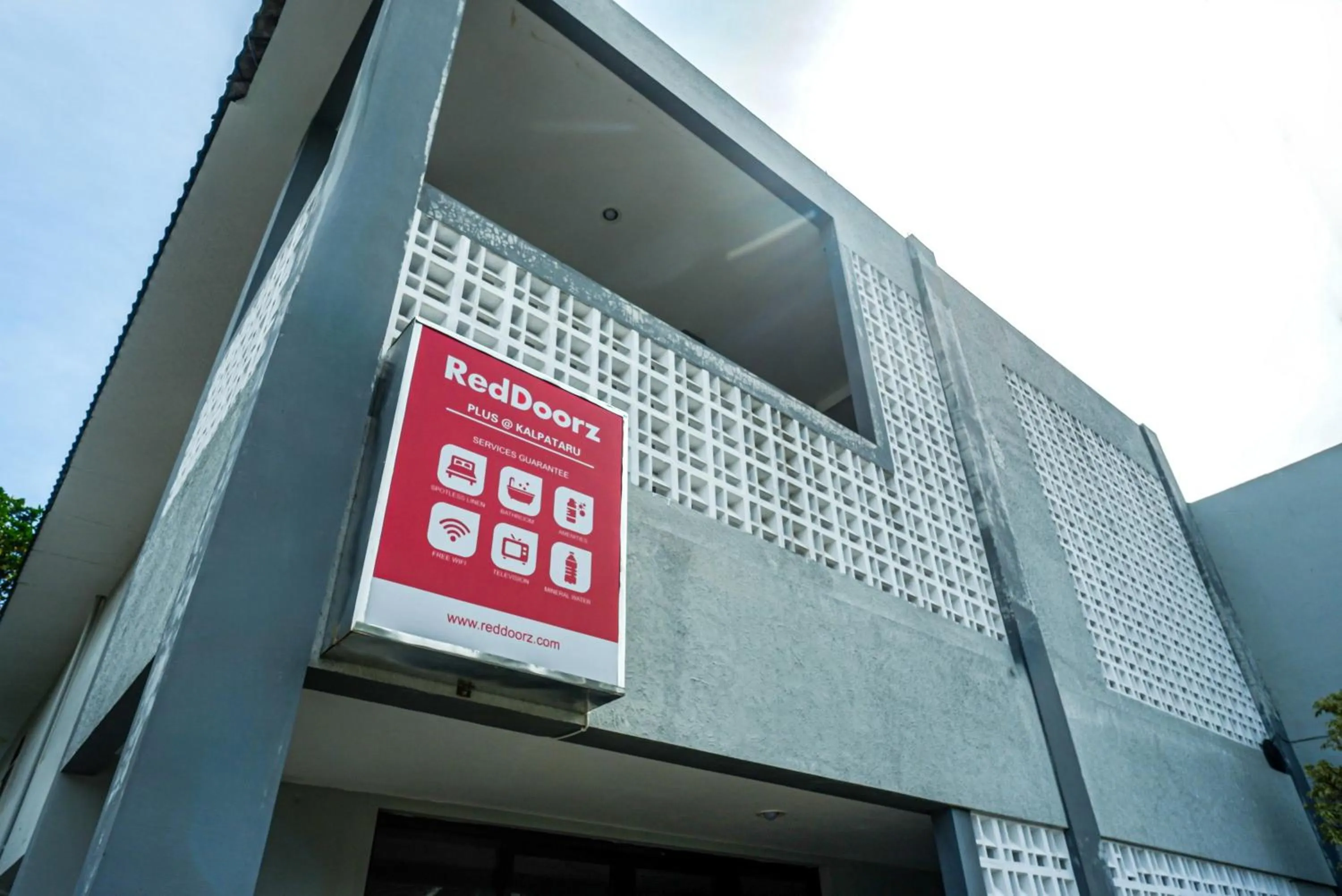 Facade/entrance in RedDoorz Plus @ Kalpataru