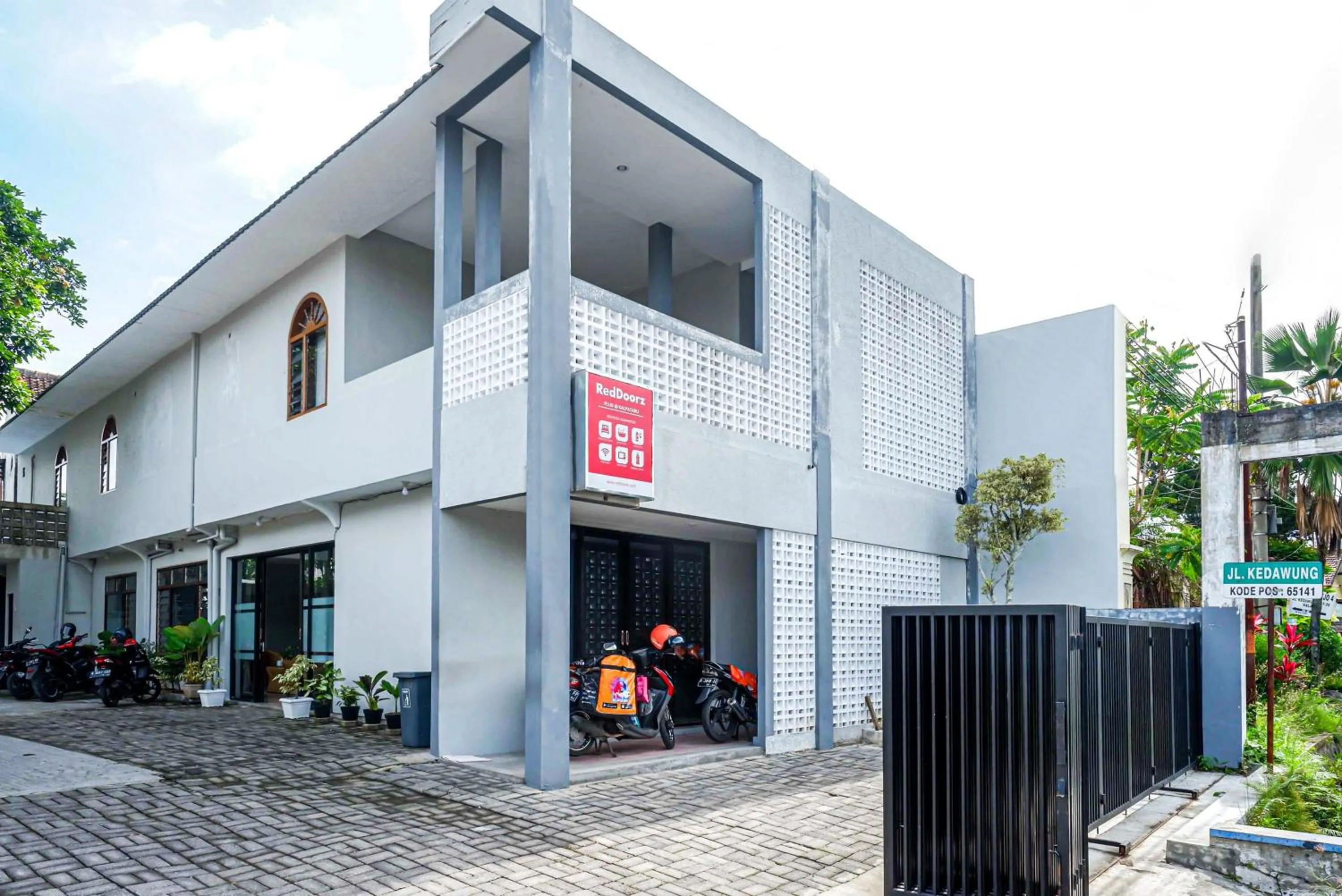 Facade/entrance in RedDoorz Plus @ Kalpataru