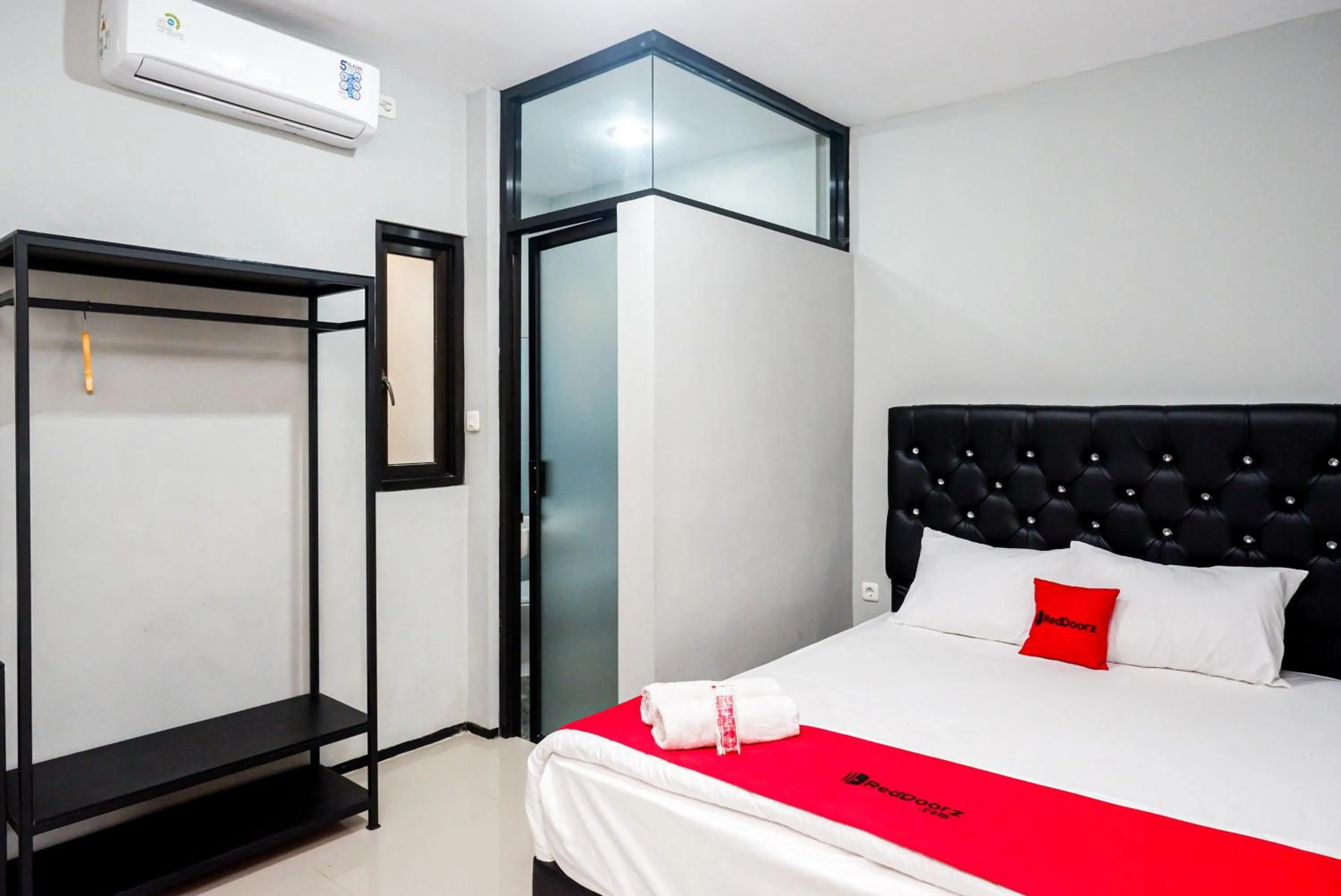 Bedroom, Bed in RedDoorz Plus @ Kalpataru