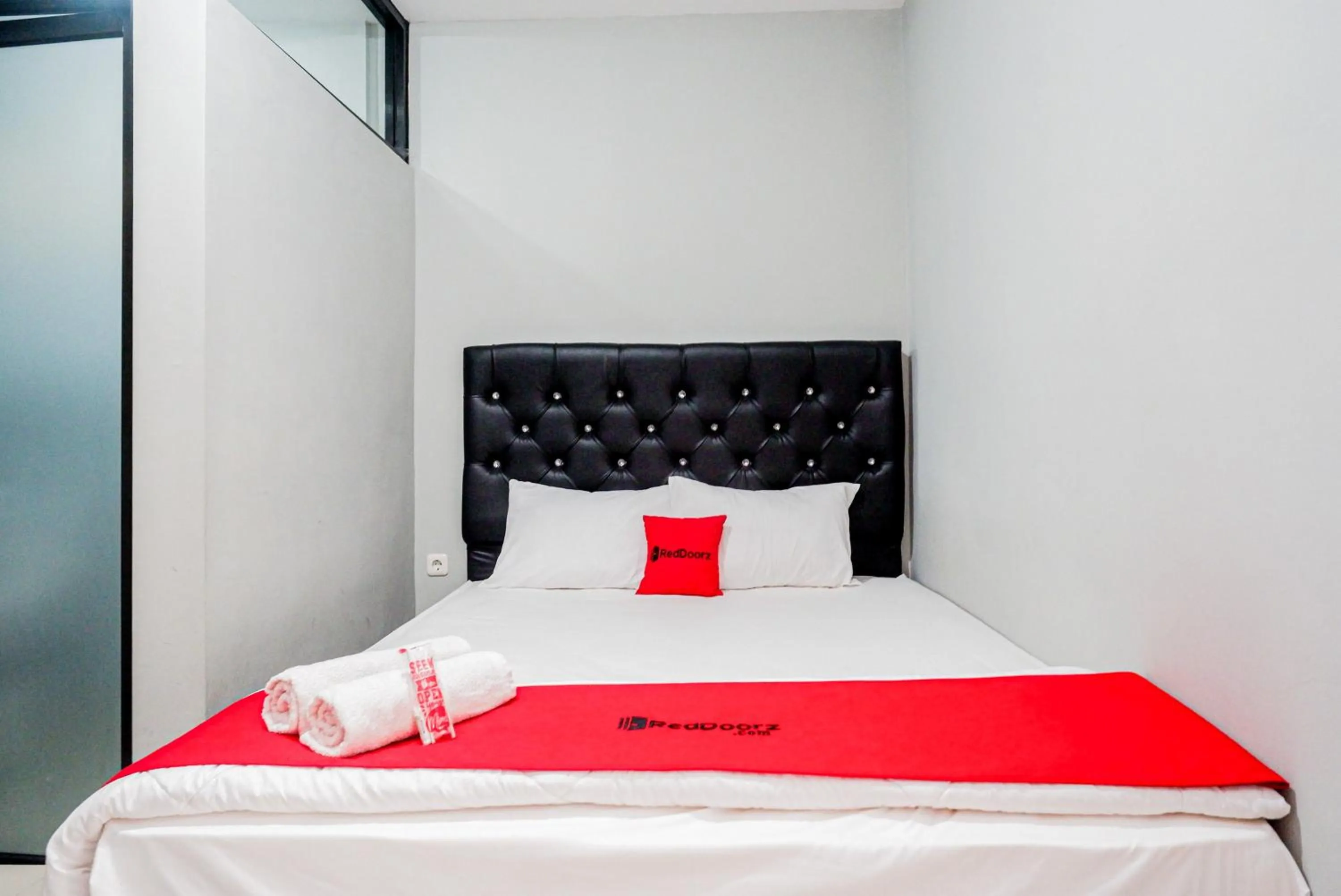 Bedroom, Bed in RedDoorz Plus @ Kalpataru