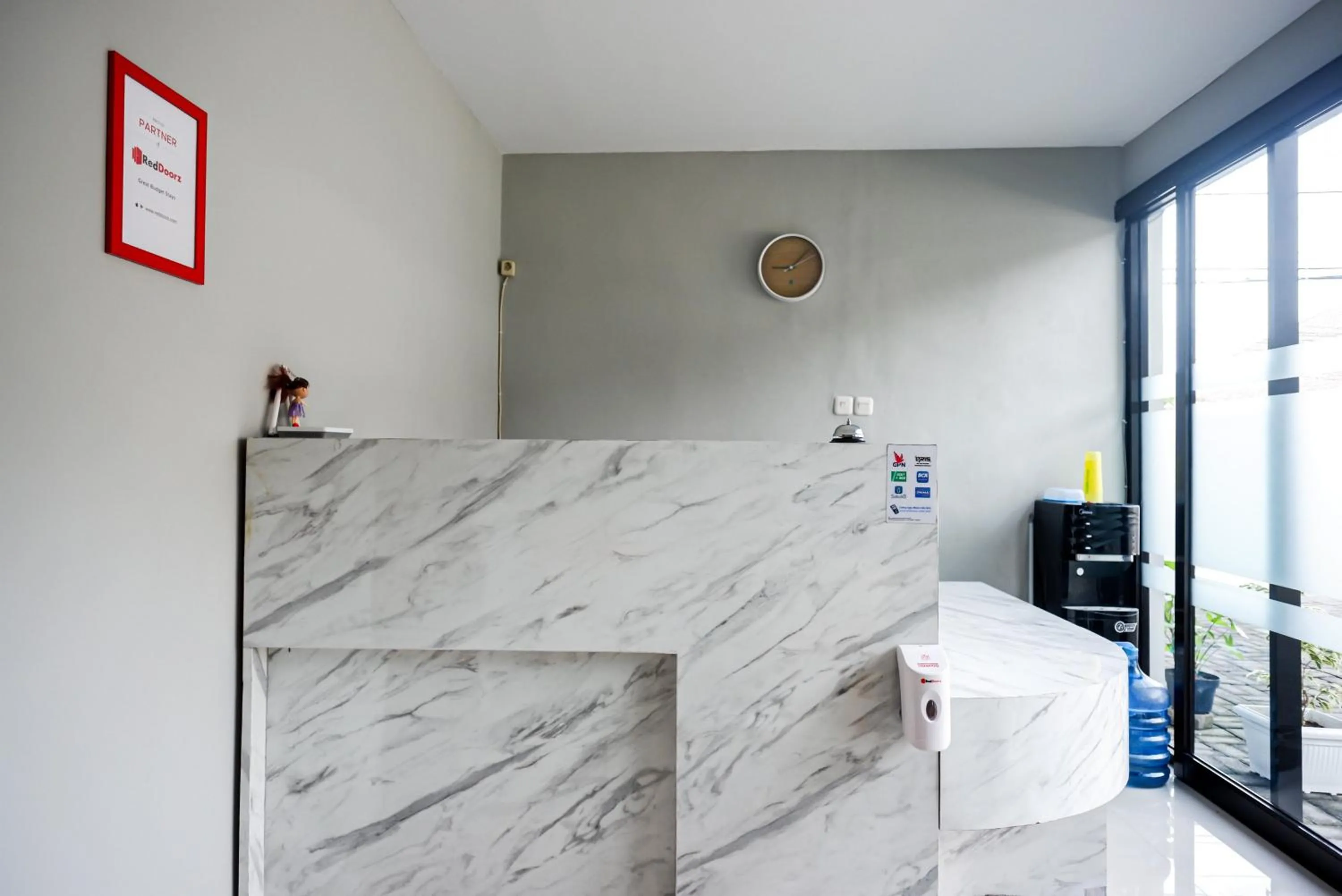 Lobby or reception in RedDoorz Plus @ Kalpataru