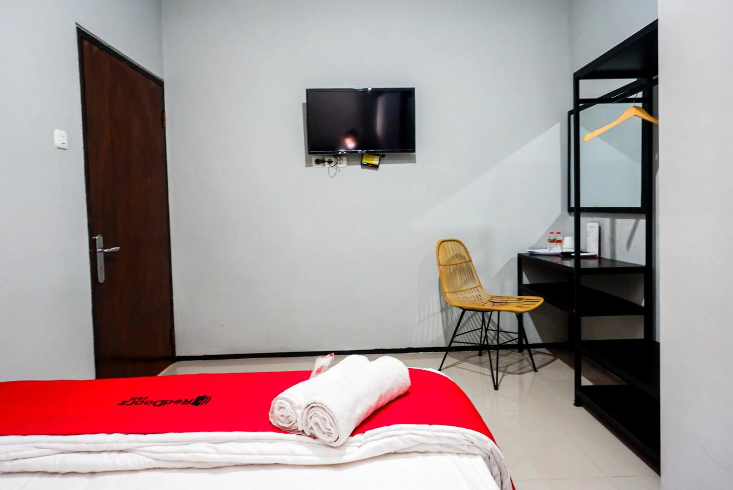 Bedroom, Bed in RedDoorz Plus @ Kalpataru