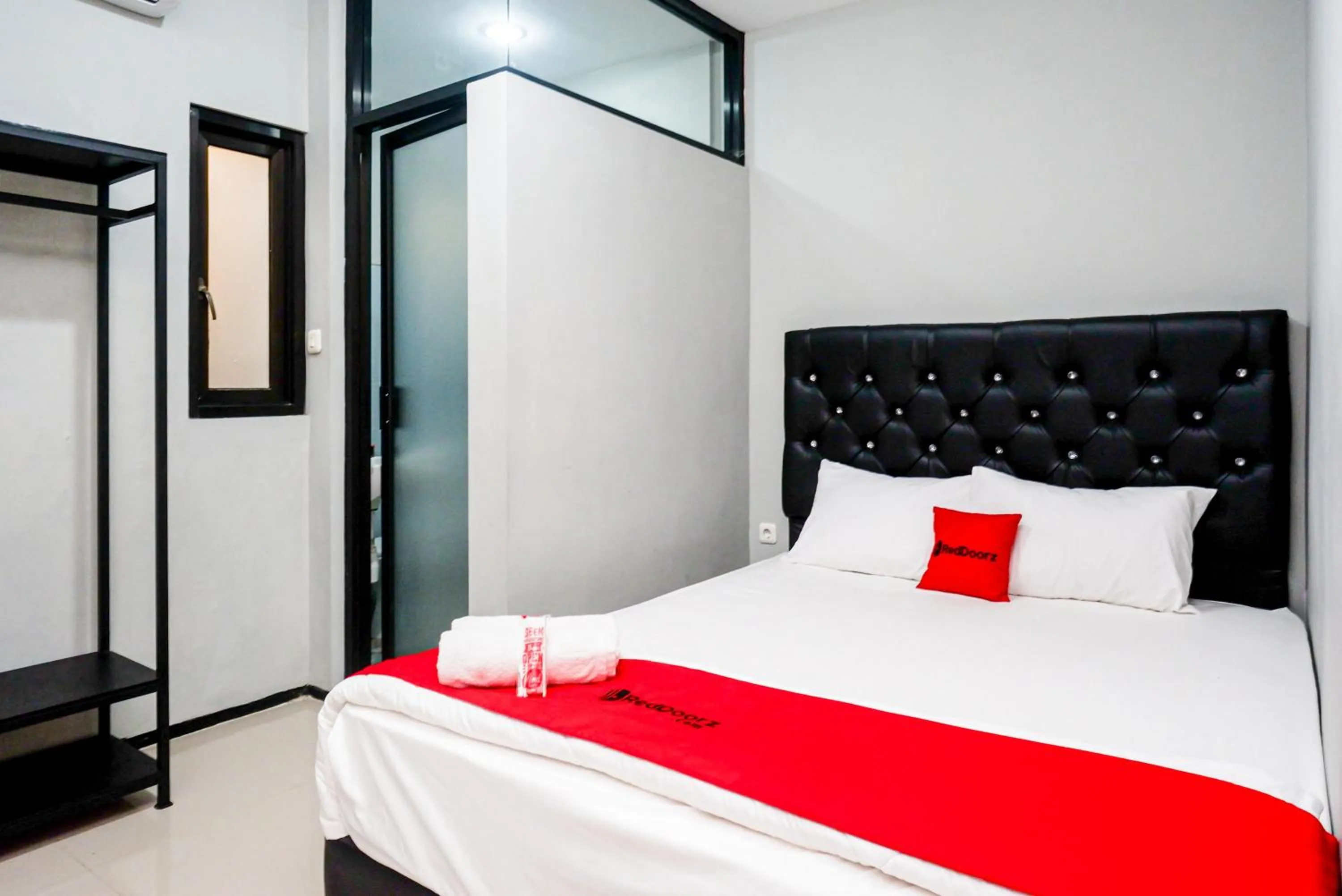 Bedroom, Bed in RedDoorz Plus @ Kalpataru