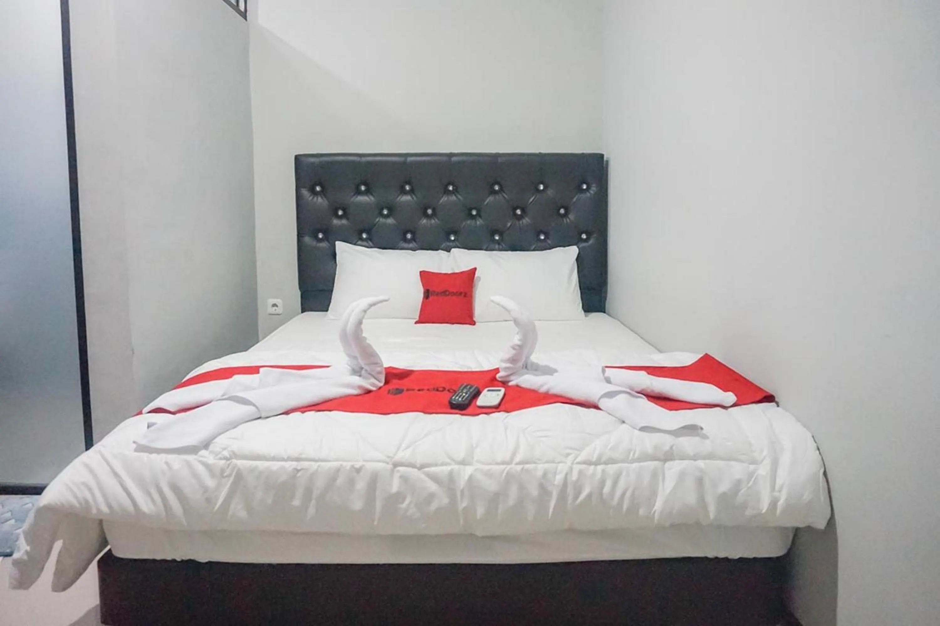 Bed in RedDoorz Plus @ Kalpataru