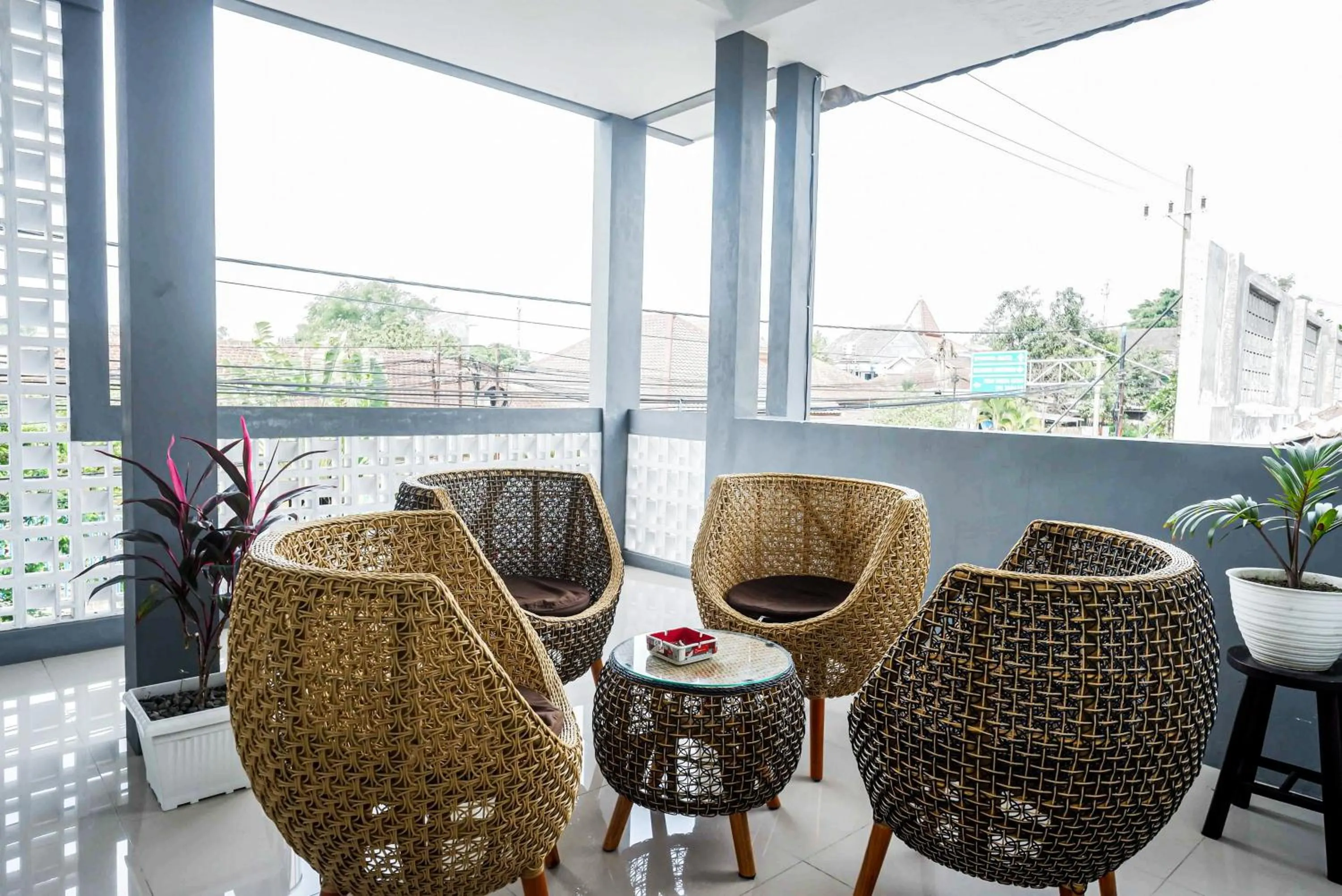 Seating area in RedDoorz Plus @ Kalpataru