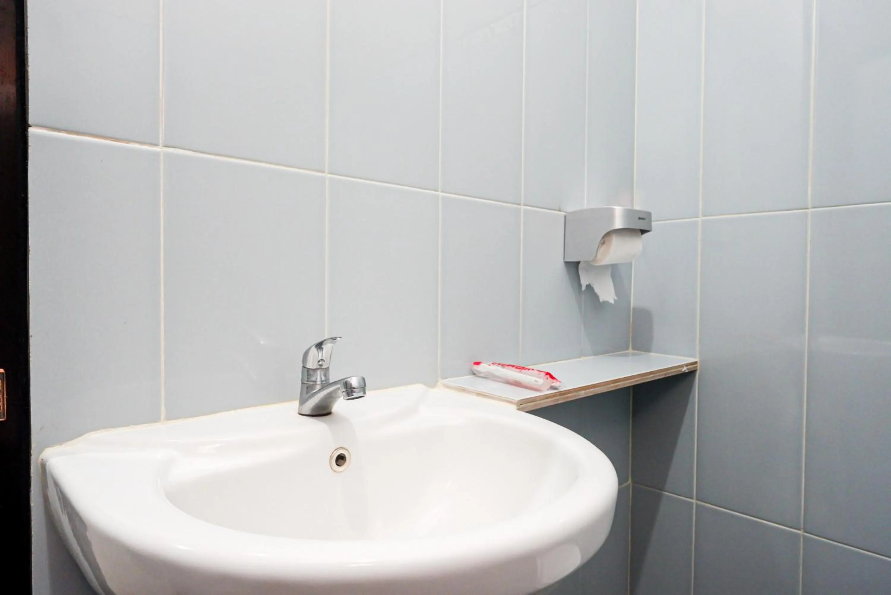 Bathroom in RedDoorz Plus @ Kalpataru