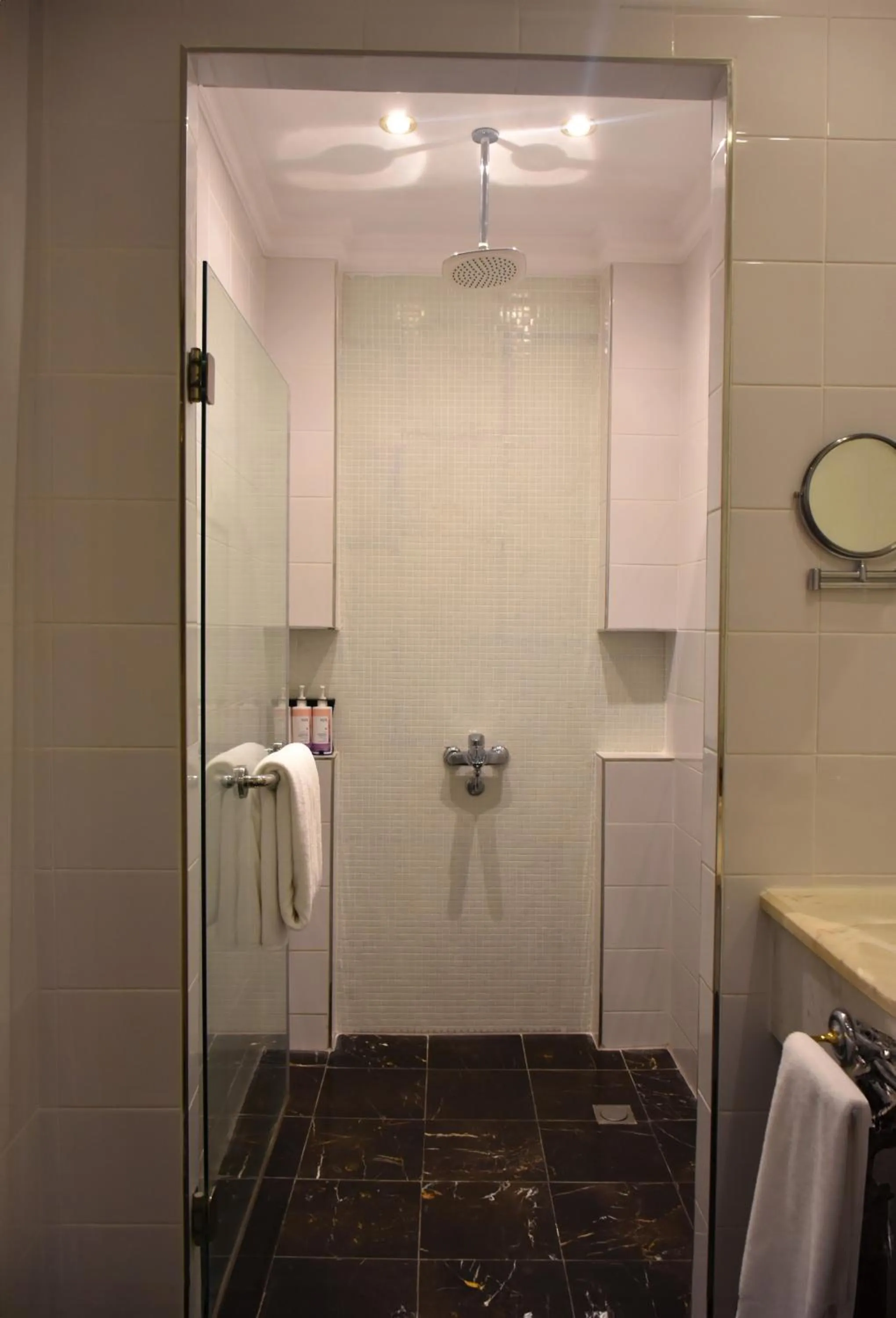 Bathroom in Montrose - A Mayfair Collection Hotel