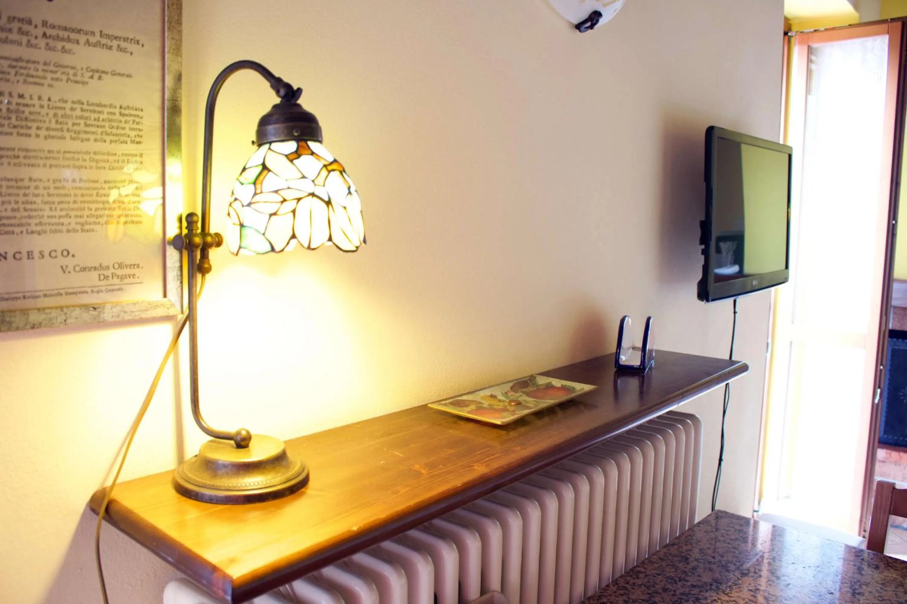 TV and multimedia in La Casa Sul Sasso In town serviced accommodations