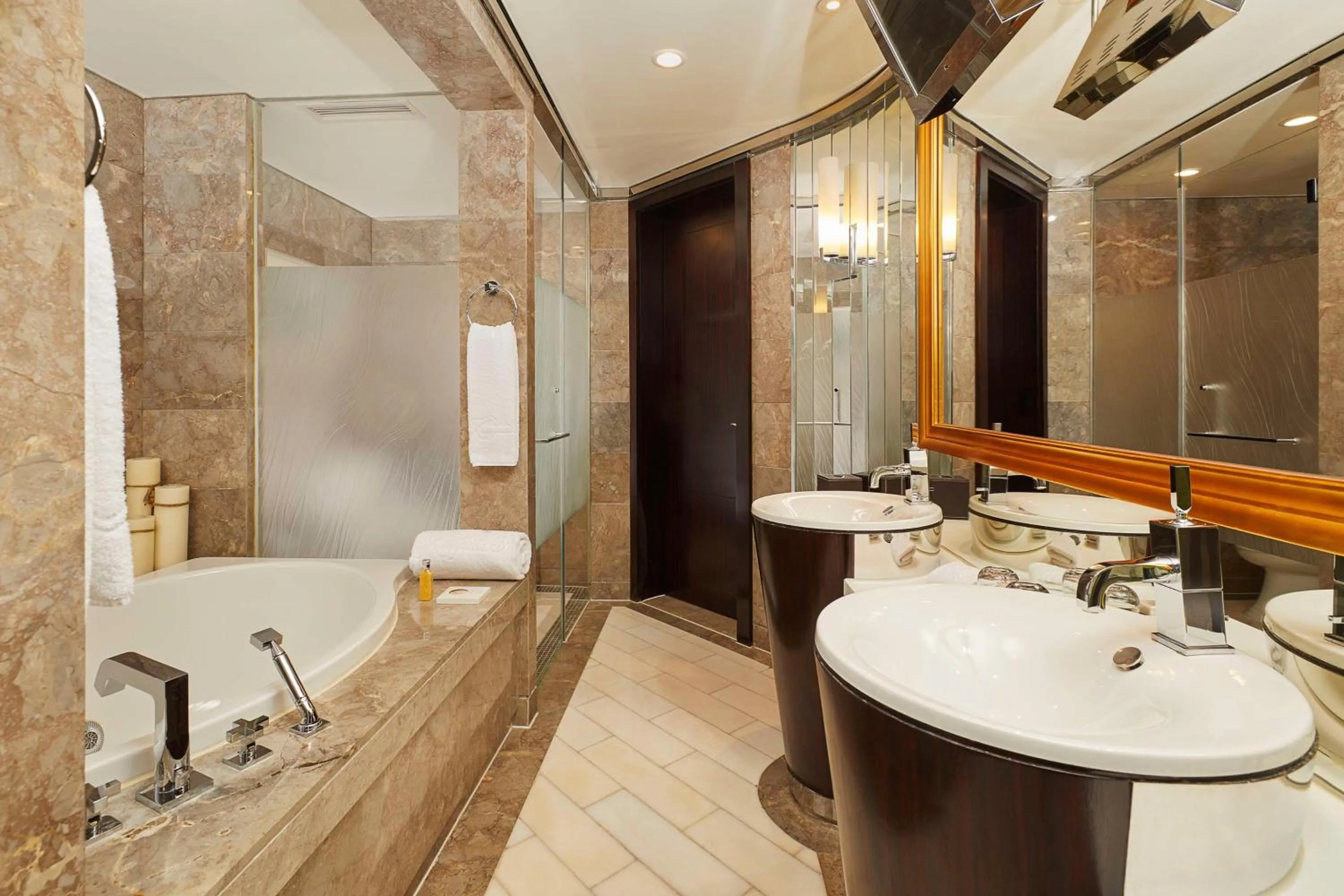 Photo of the whole room, Bathroom in Grand Kempinski Hotel Shanghai