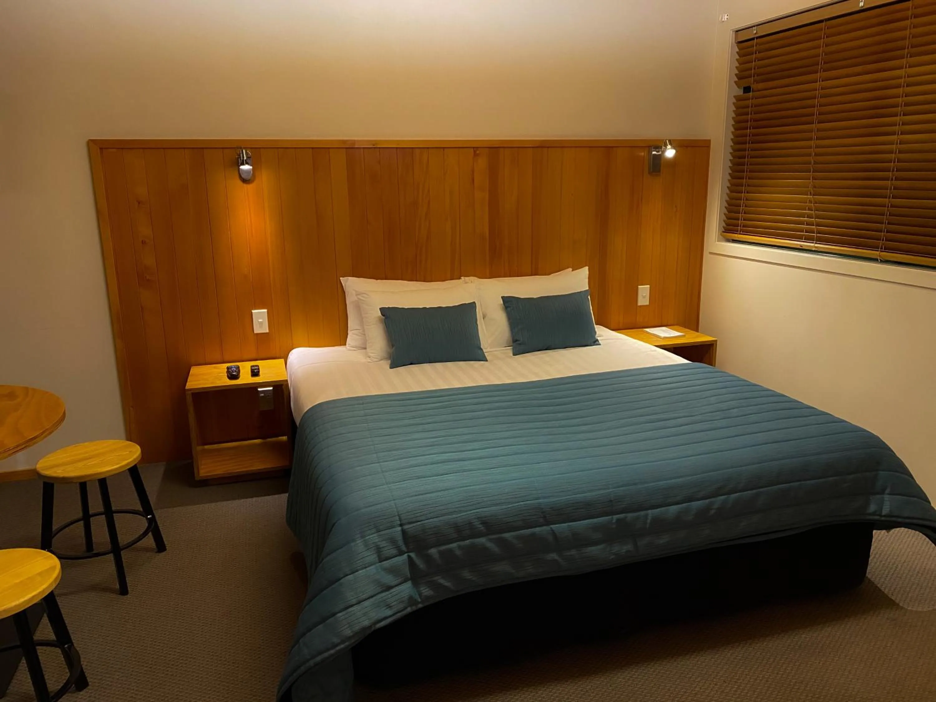 Bedroom, Bed in Waitomo Lodge