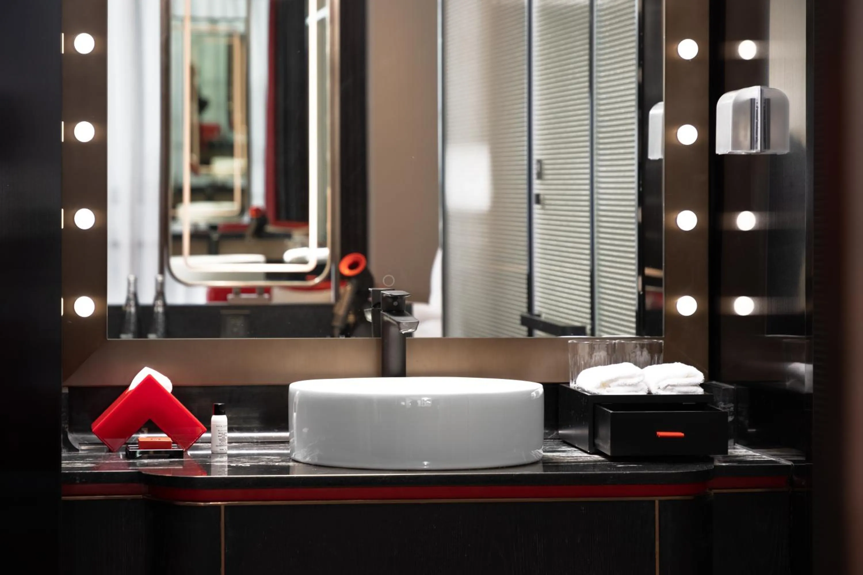 Radisson RED Hotel Zhuhai Gongbei Port