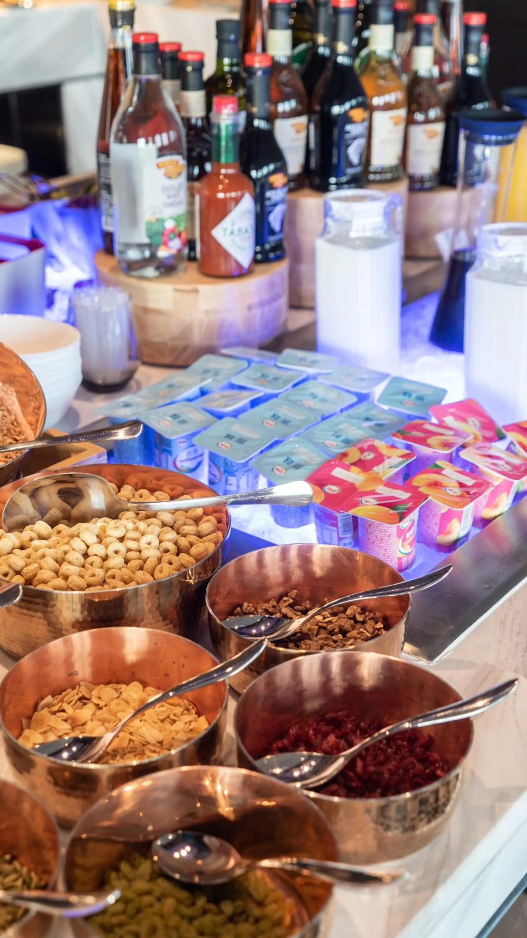 Restaurant/places to eat in Radisson RED Hotel Zhuhai Gongbei Port