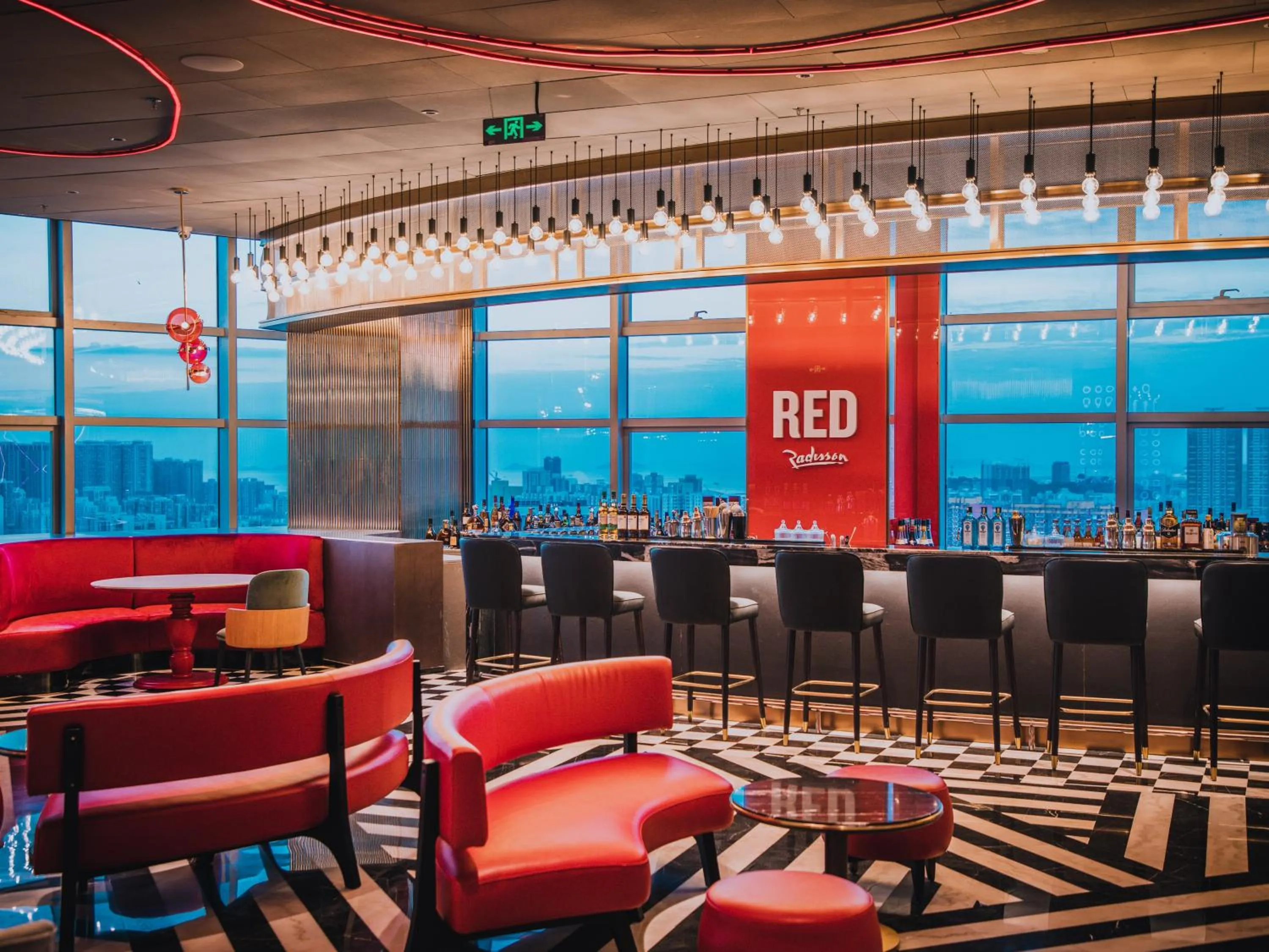 Lounge or bar in Radisson RED Hotel Zhuhai Gongbei Port