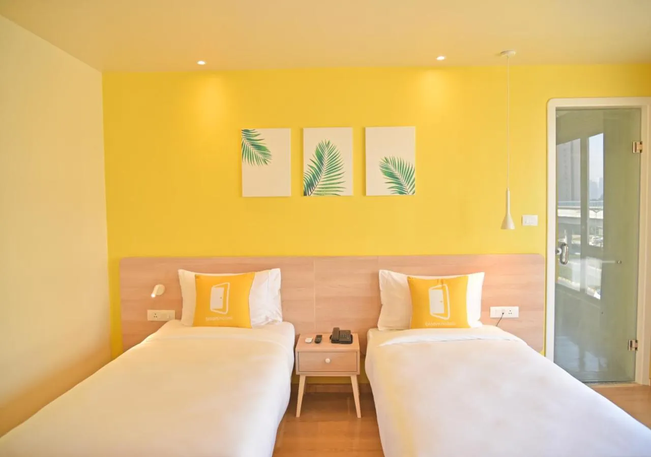 Bedroom, Bed in Bloom - Golf Course Road