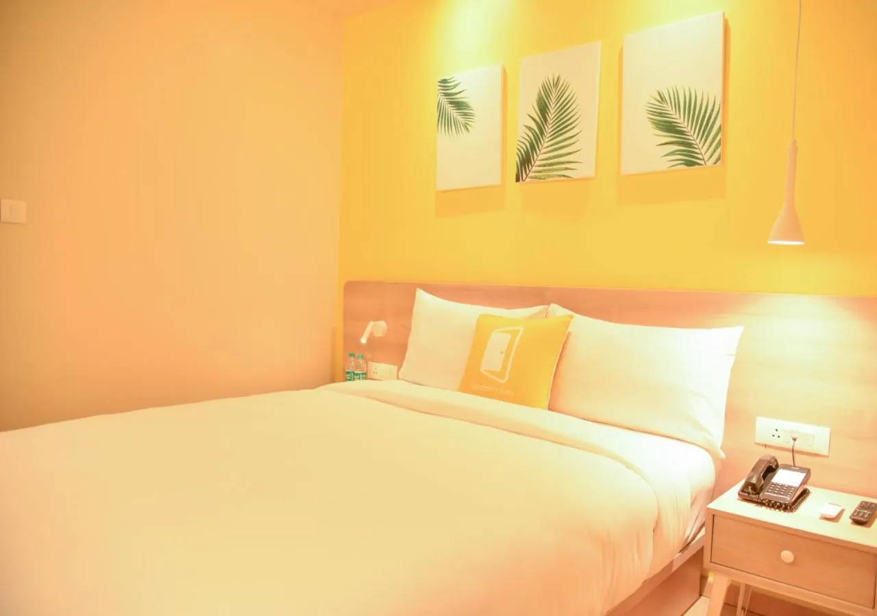 Bedroom, Bed in Bloom - Golf Course Road