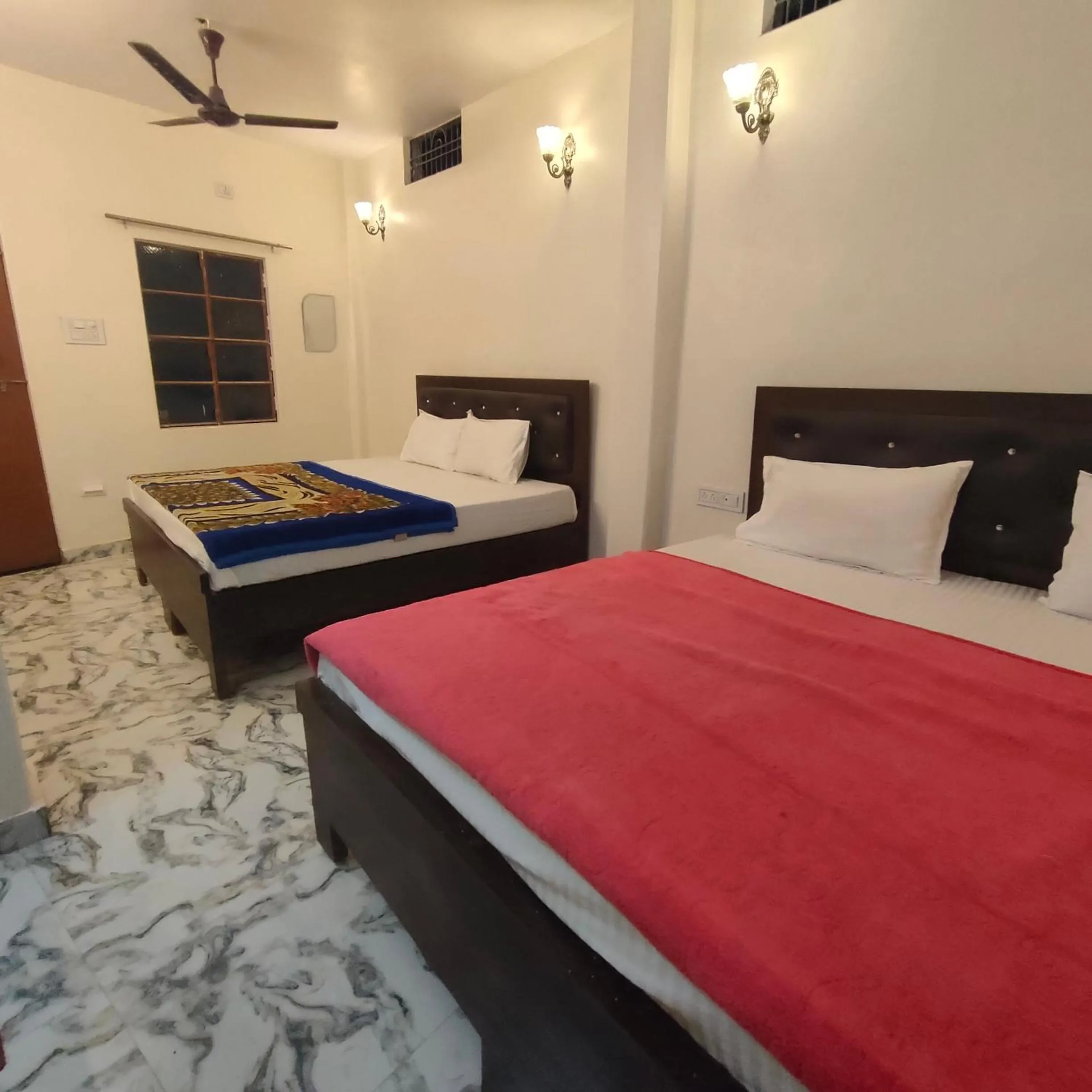 Bed in Hotel Shannti Inn