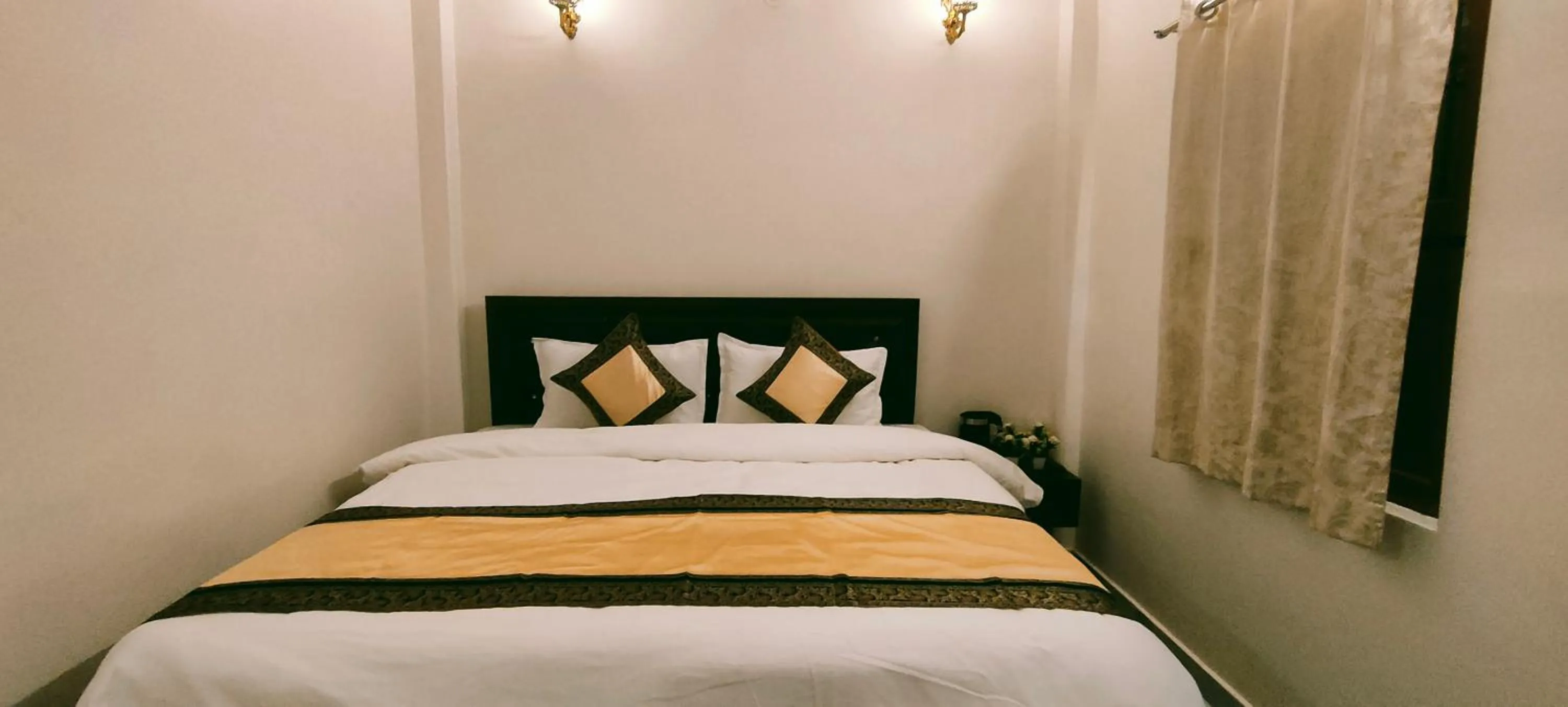 Bed in Hotel Shannti Inn