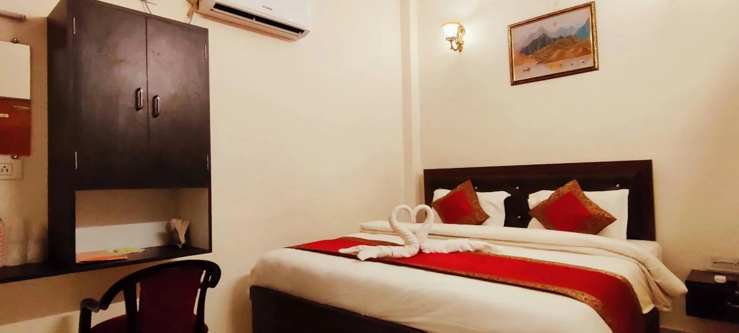 Photo of the whole room, Bed in Hotel Shannti Inn