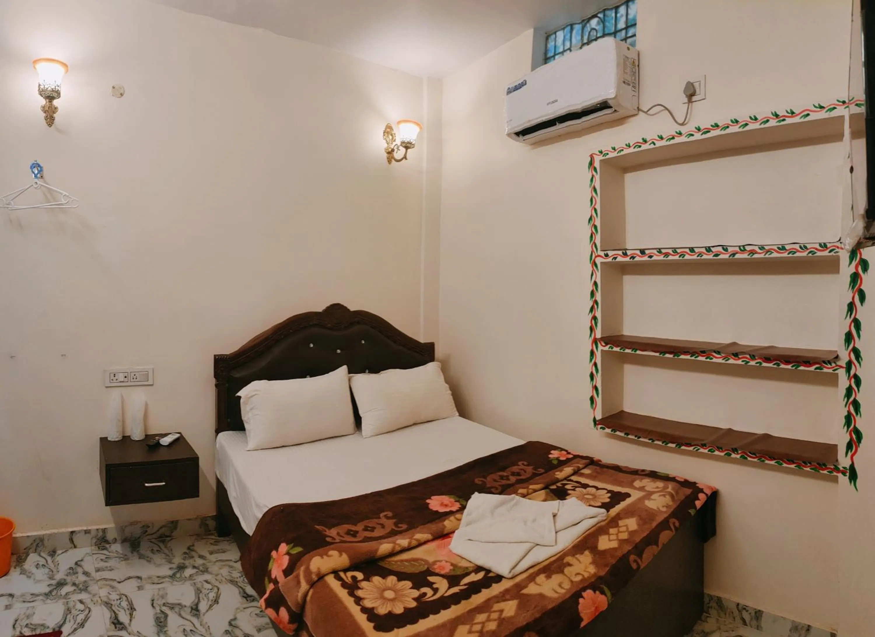 Photo of the whole room, Bed in Hotel Shannti Inn