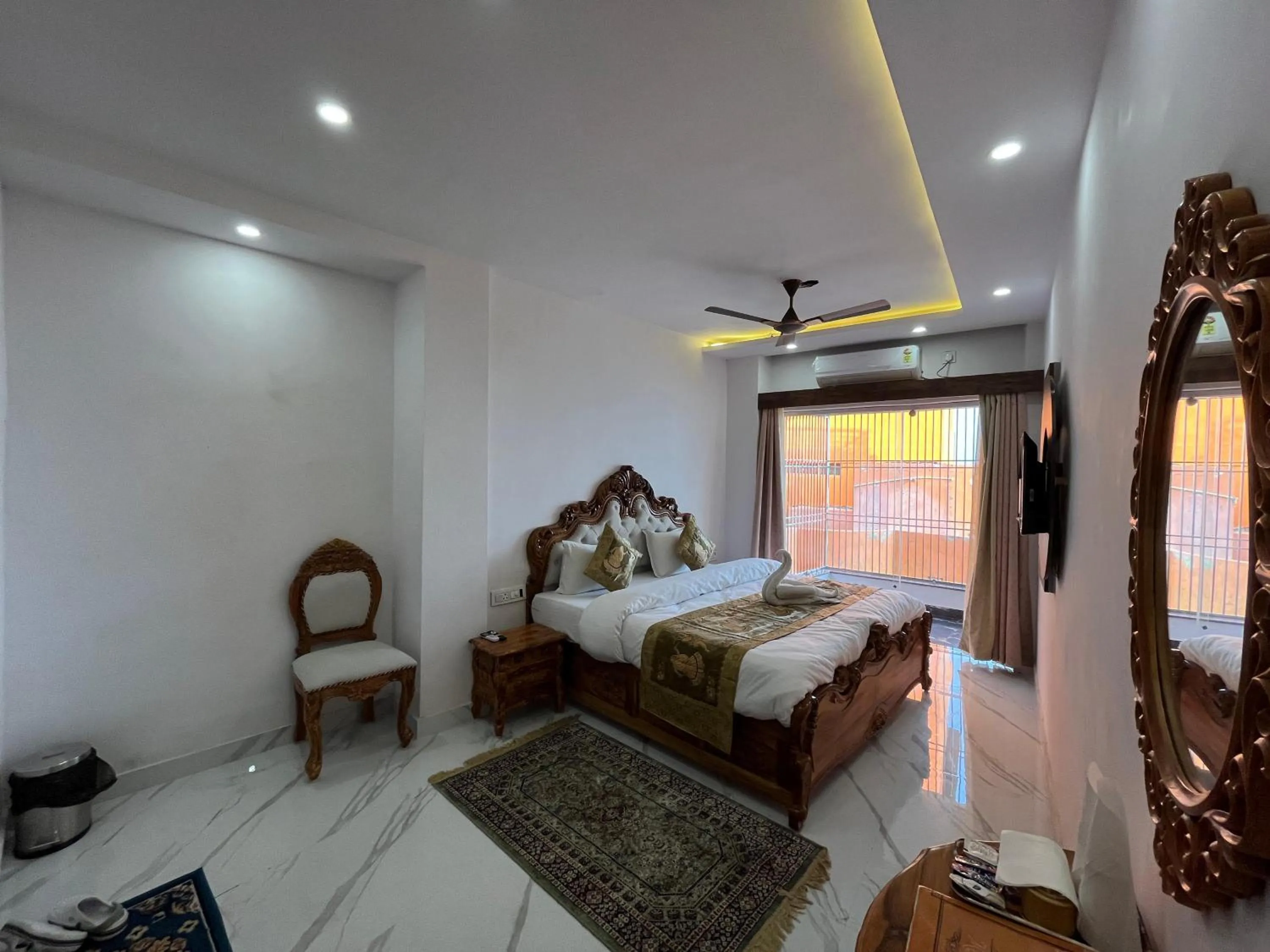 Bed in Hotel Shannti Inn