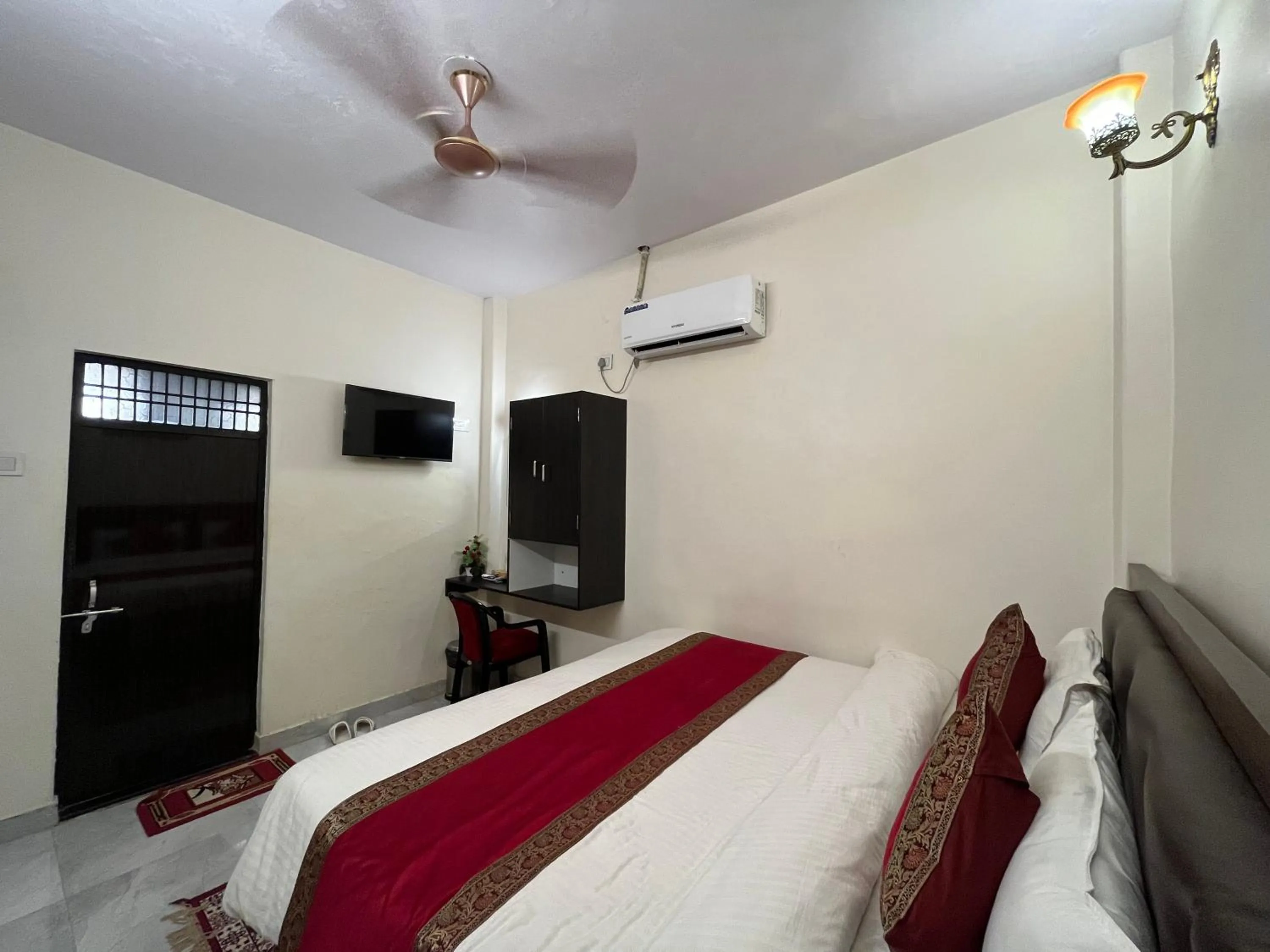 Bed in Hotel Shannti Inn