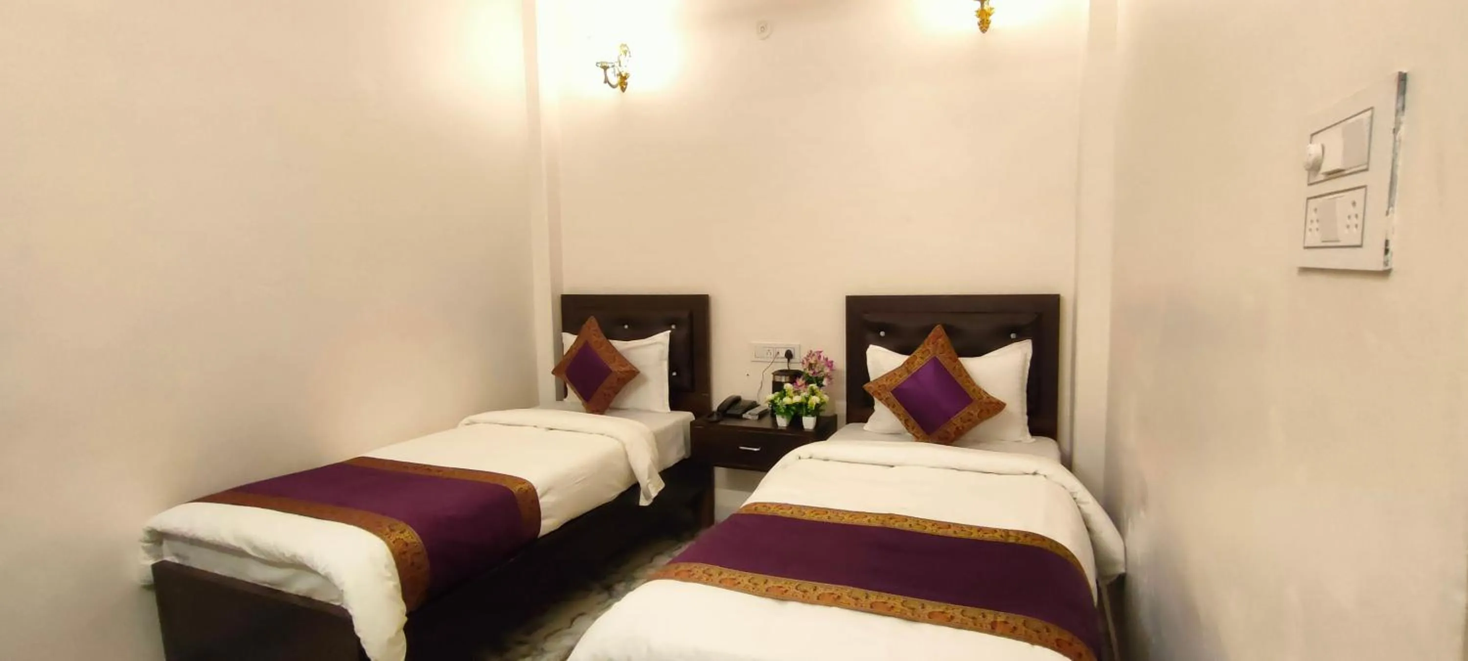 Bed in Hotel Shannti Inn