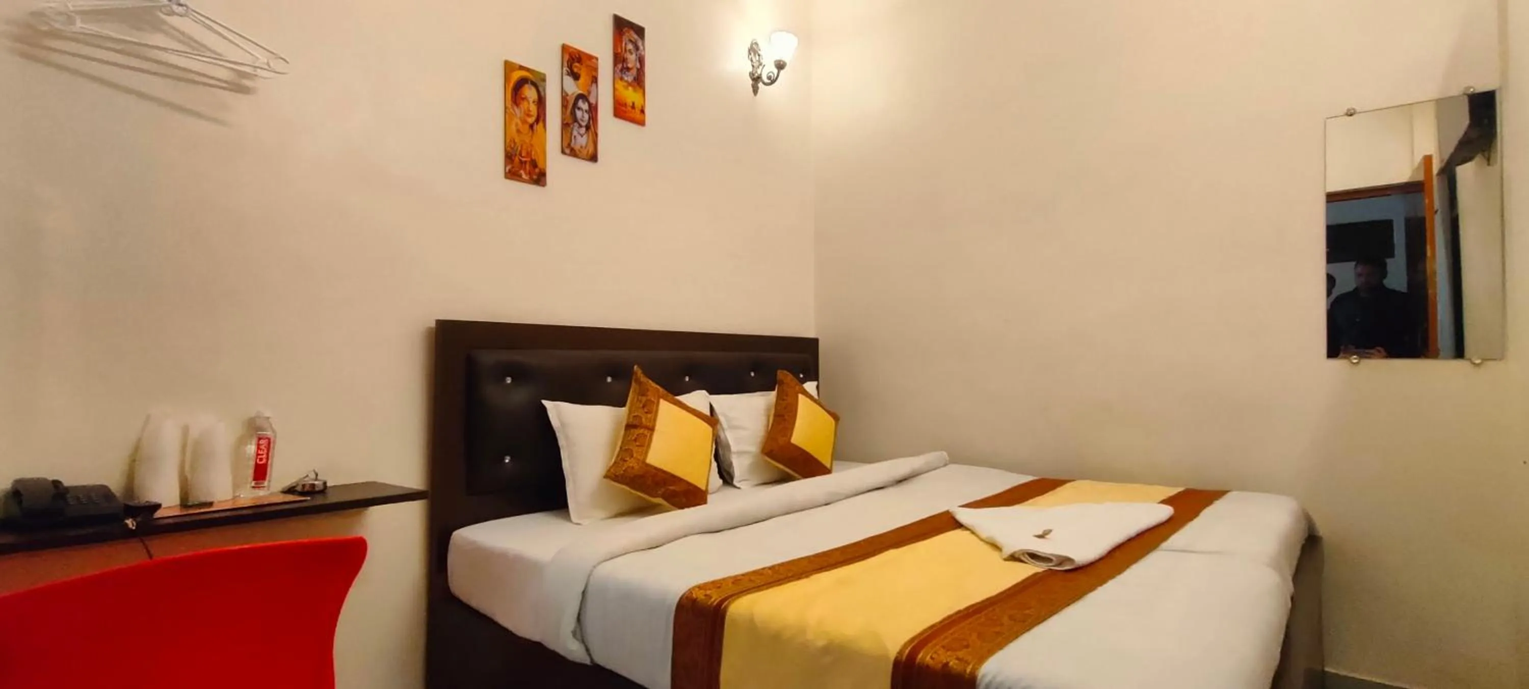 Bed in Hotel Shannti Inn