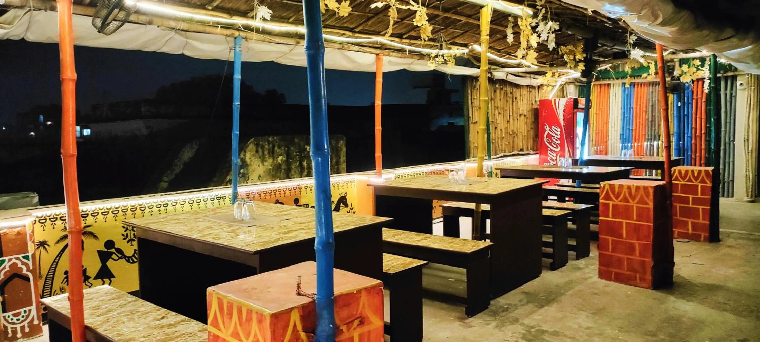 Restaurant/places to eat in Hotel Shannti Inn