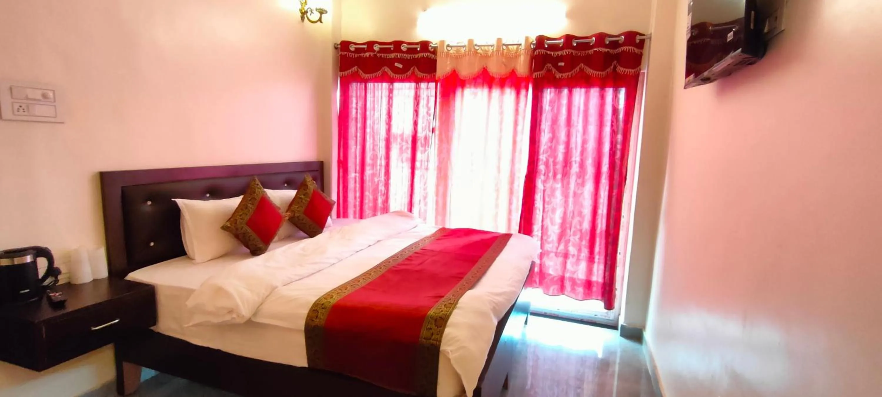 Bed in Hotel Shannti Inn