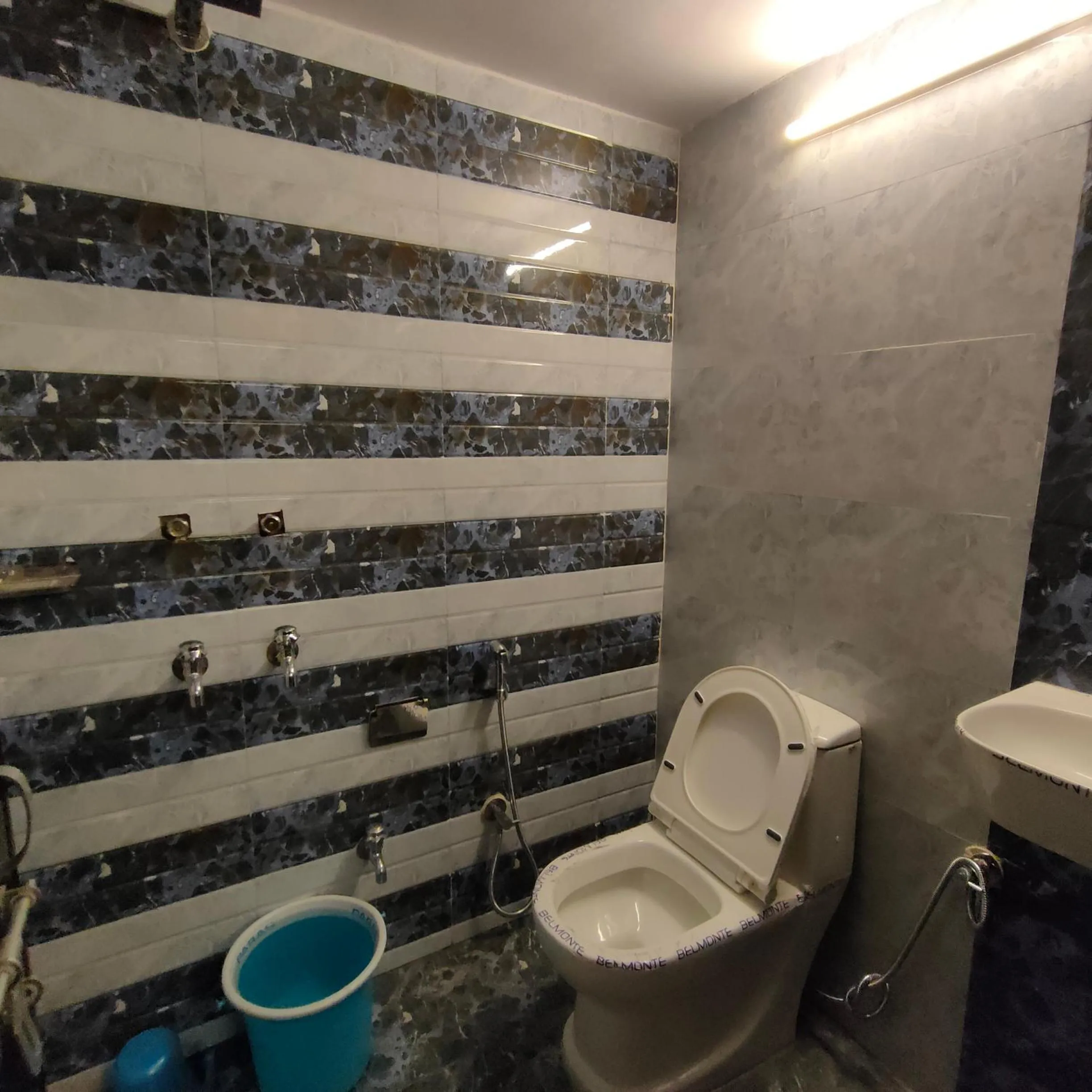 Toilet in Hotel Shannti Inn