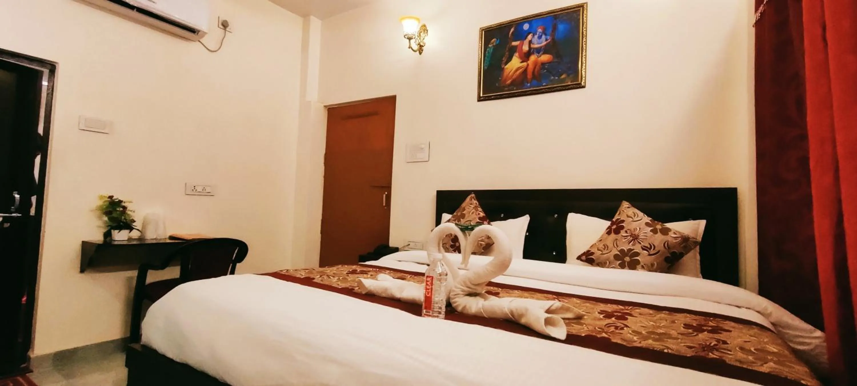 Bed in Hotel Shannti Inn