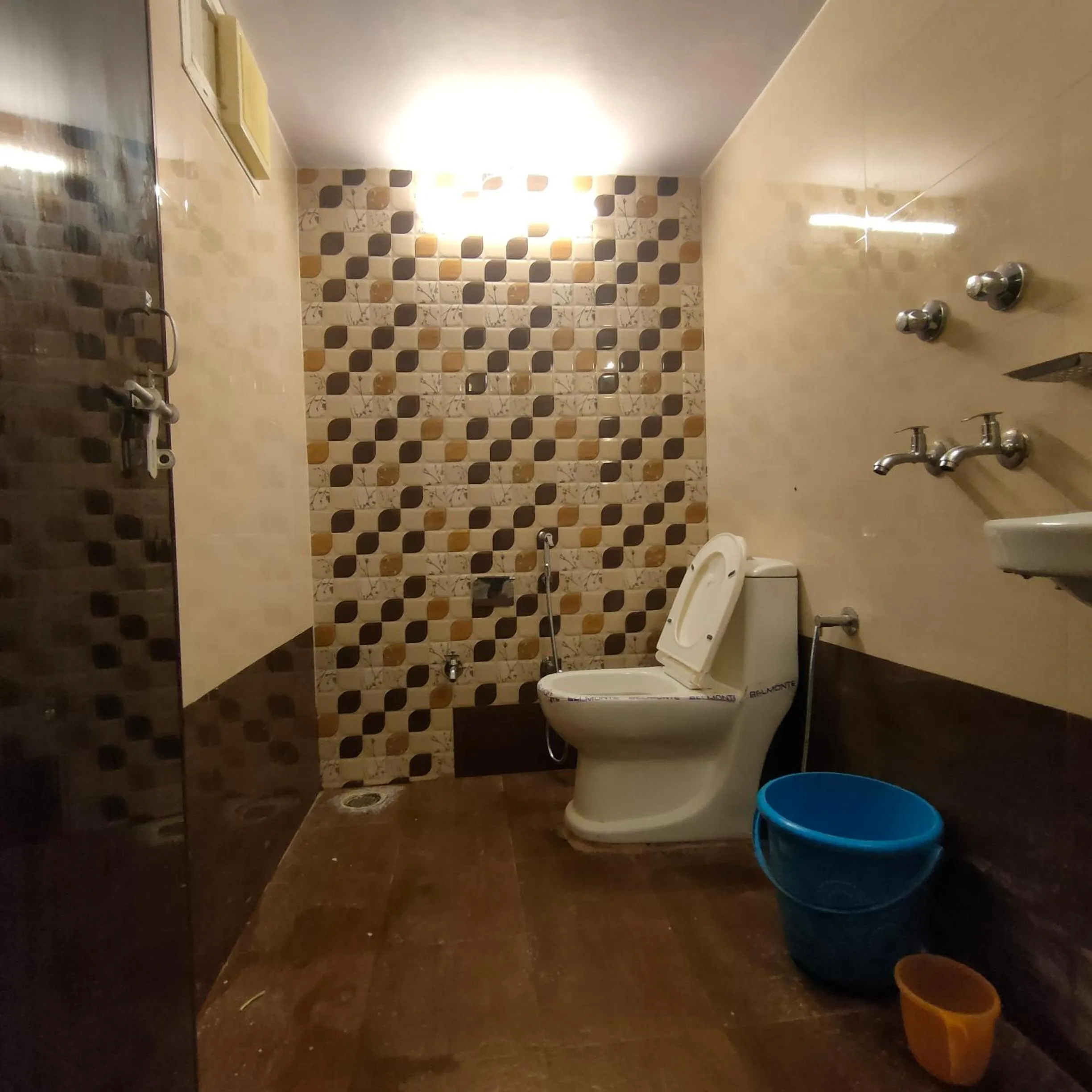 Toilet in Hotel Shannti Inn