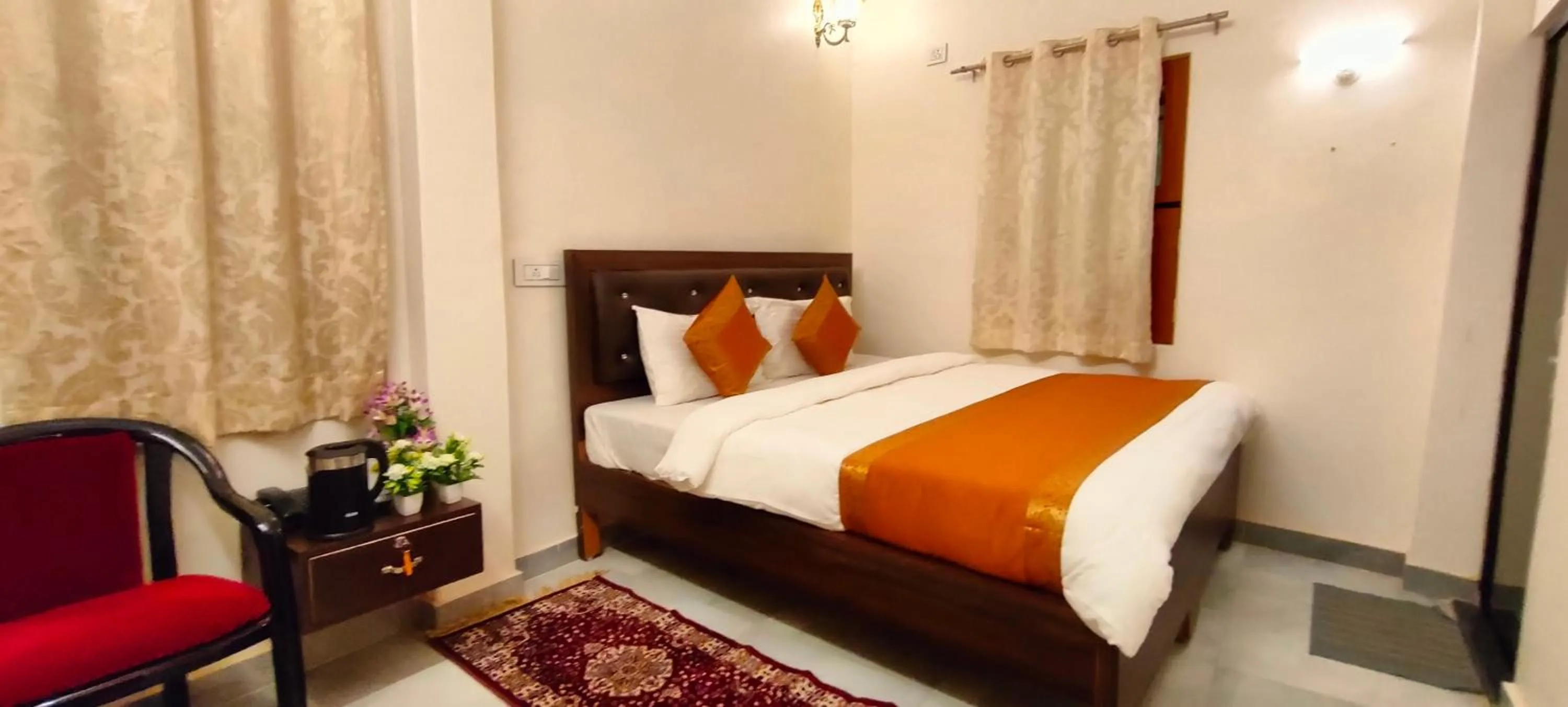 Bed in Hotel Shannti Inn