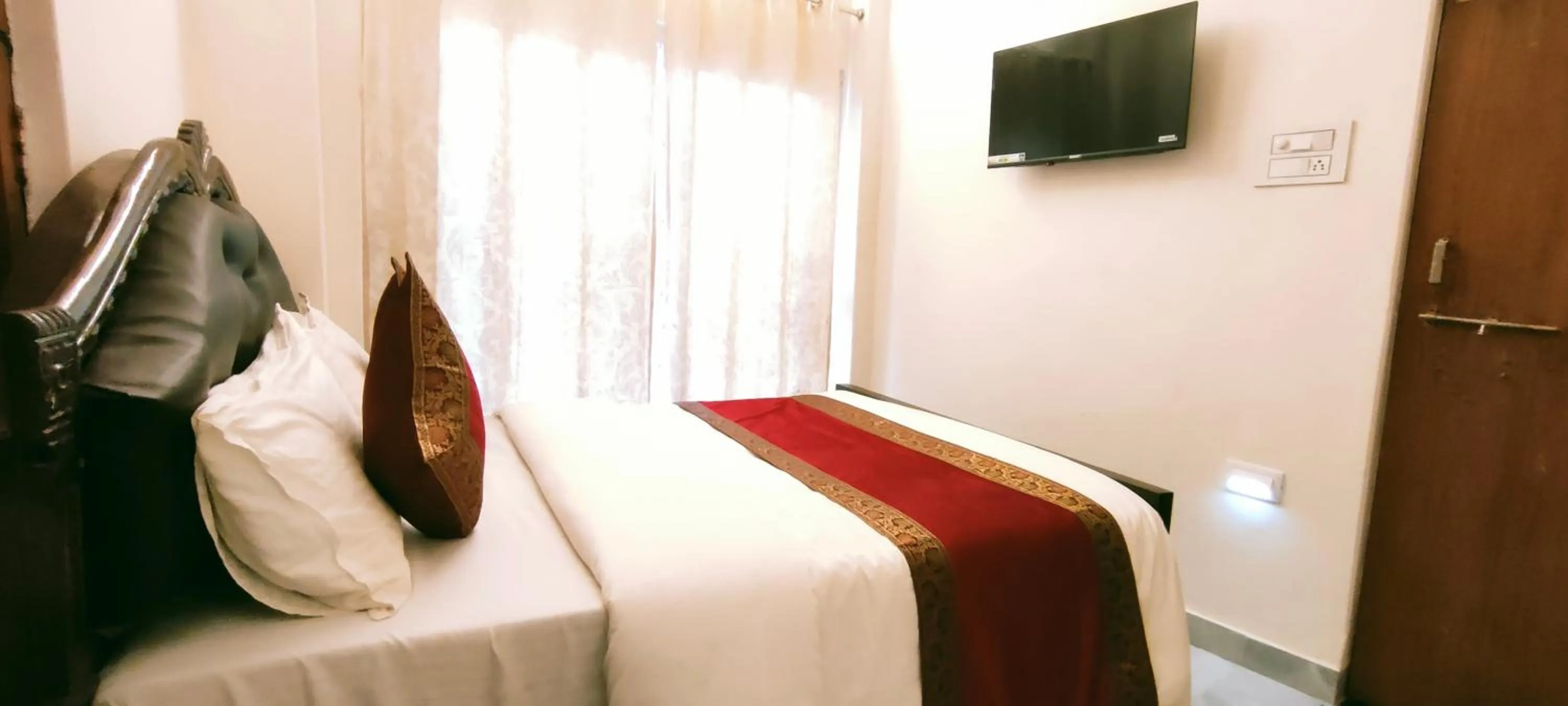 Communal lounge/ TV room, Bed in Hotel Shannti Inn