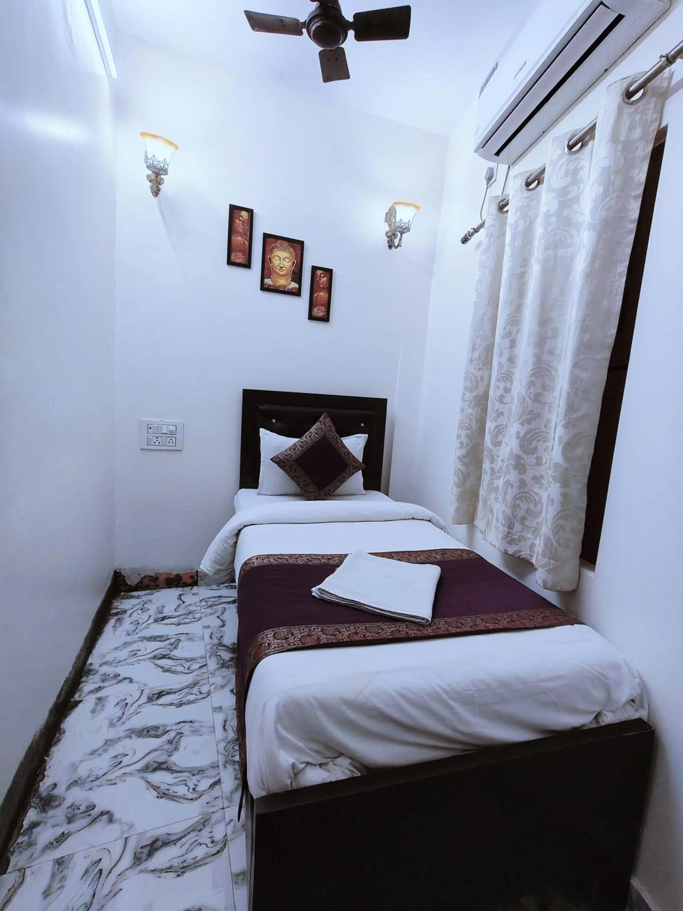 Bed in Hotel Shannti Inn