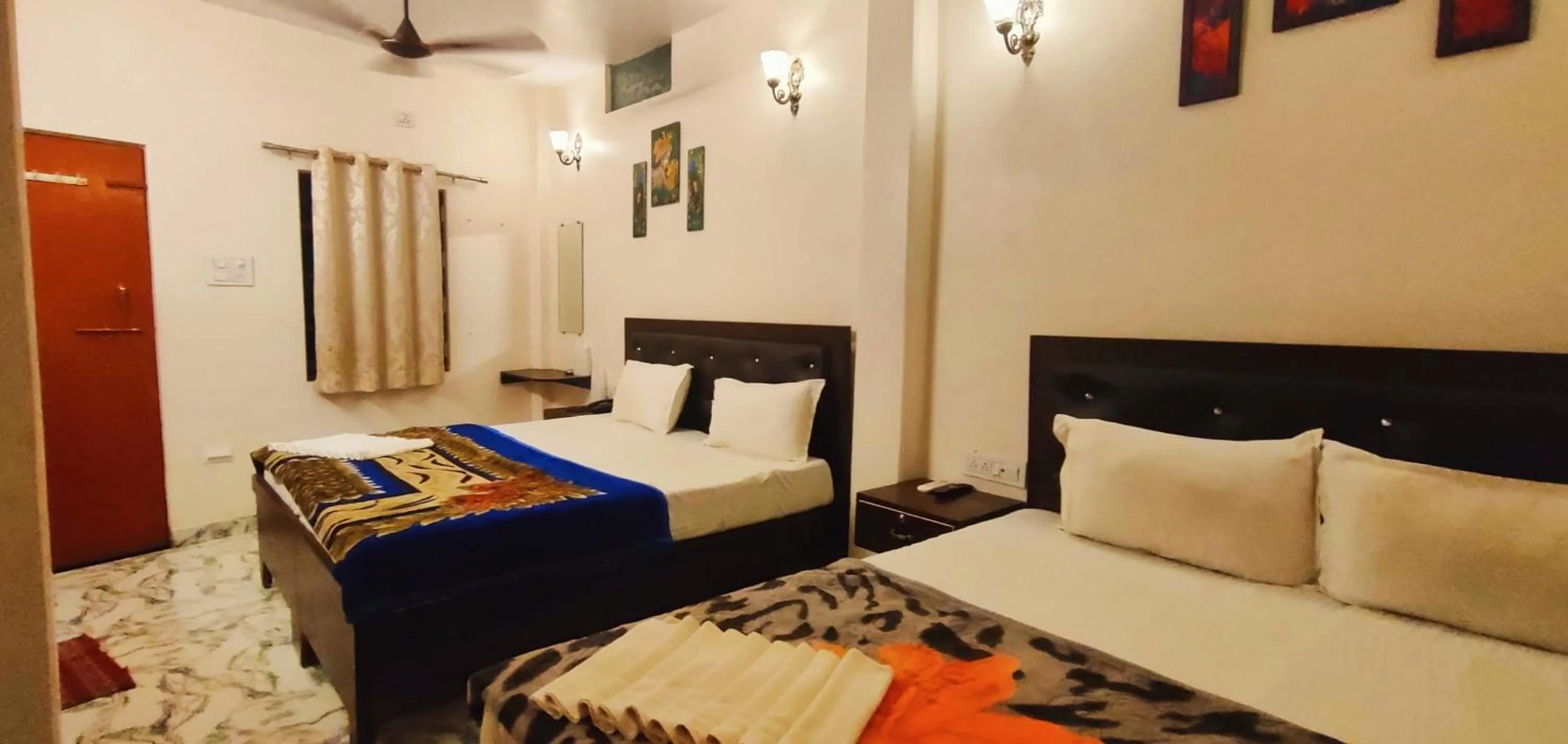 Bed in Hotel Shannti Inn