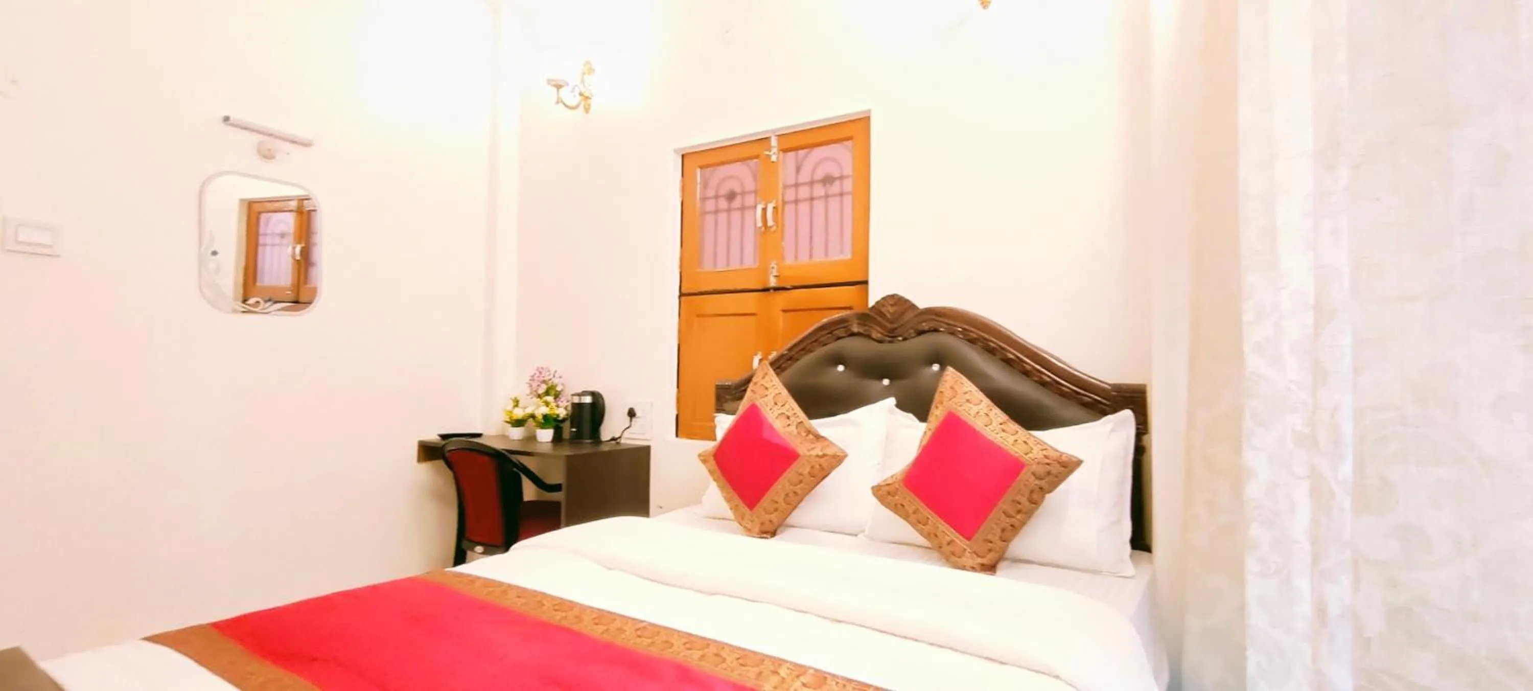 Bed in Hotel Shannti Inn