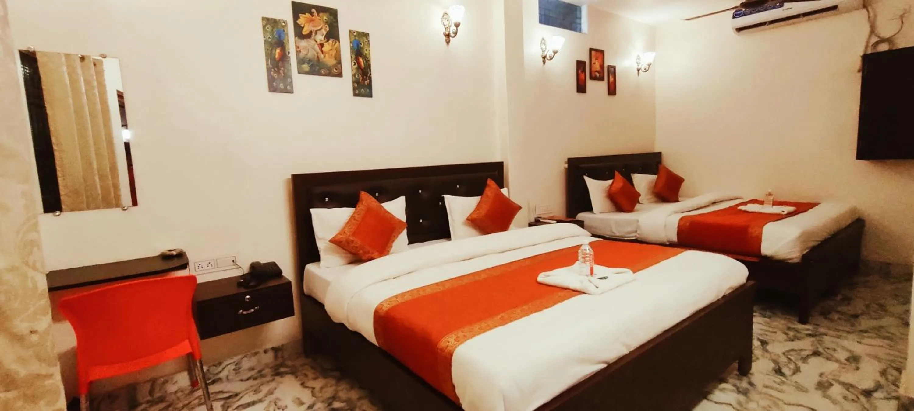 Bed in Hotel Shannti Inn