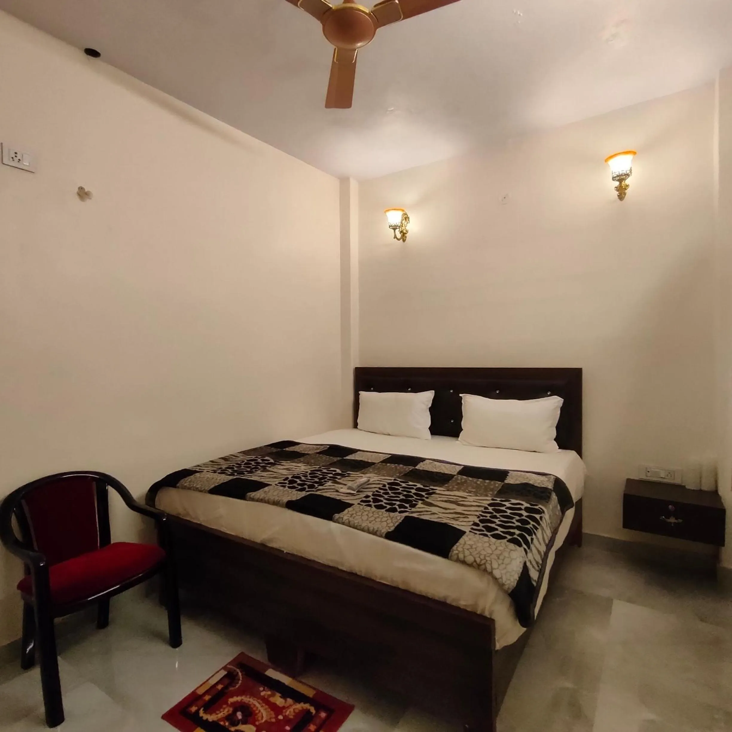 Bed in Hotel Shannti Inn