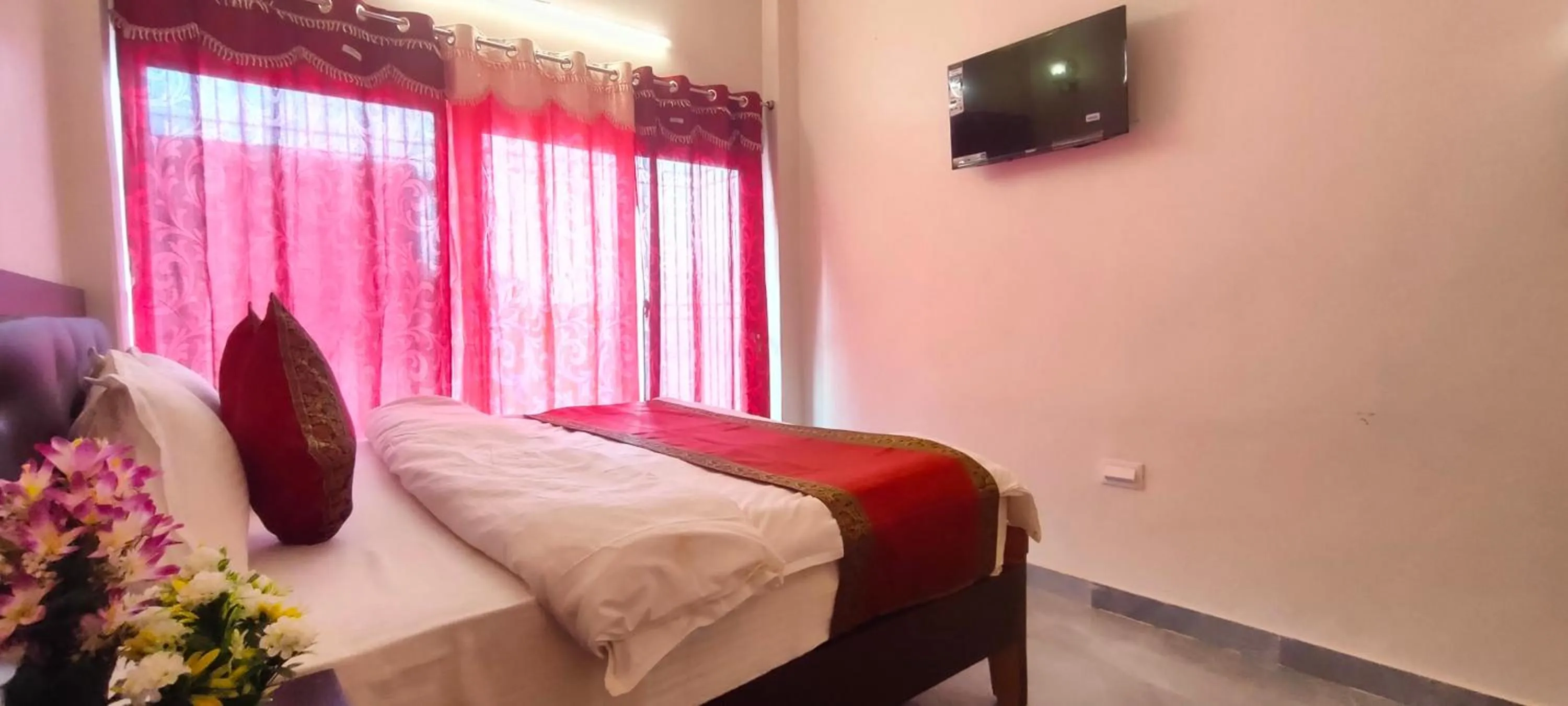 Bed in Hotel Shannti Inn